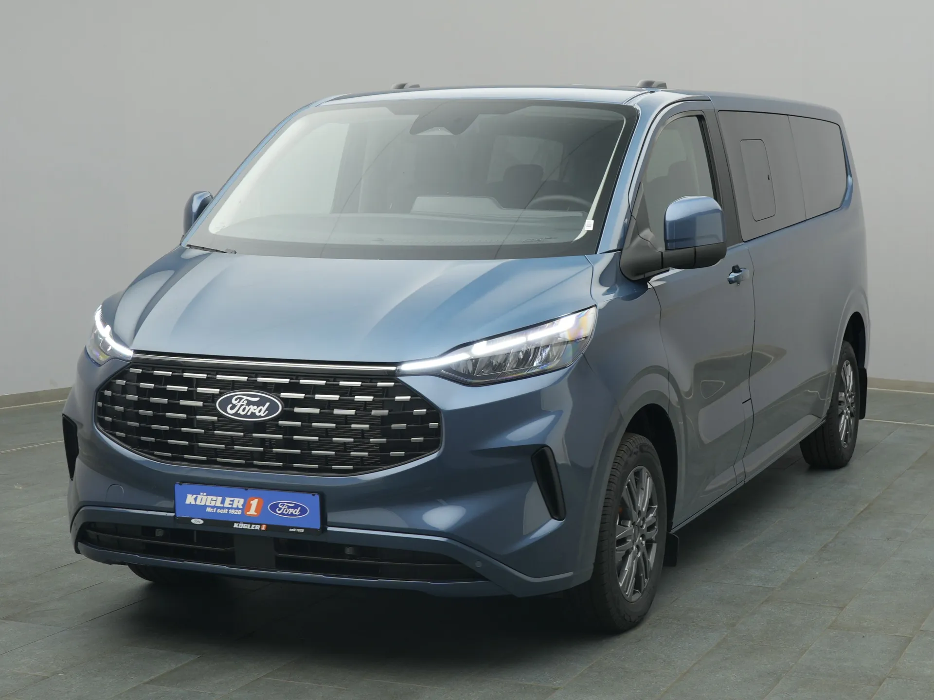 Ford Tourneo Custom Titanium in blau