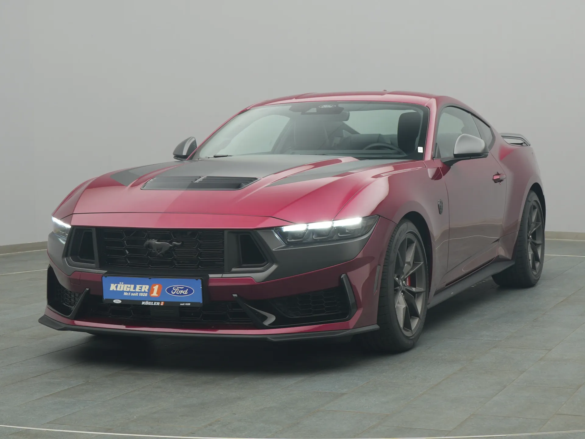 Ford Mustang Dark Horse in rot