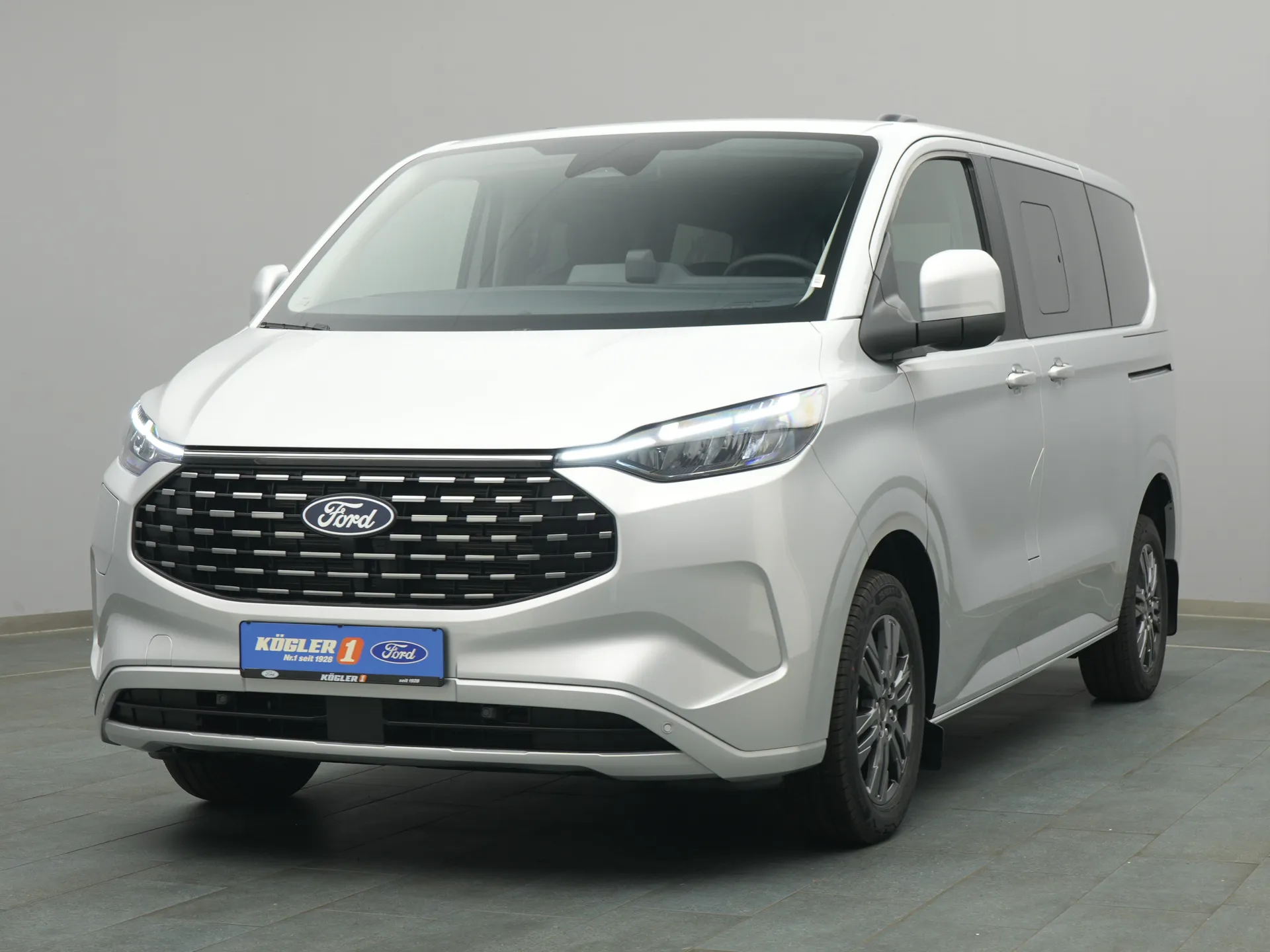 Ford Tourneo Custom in silber