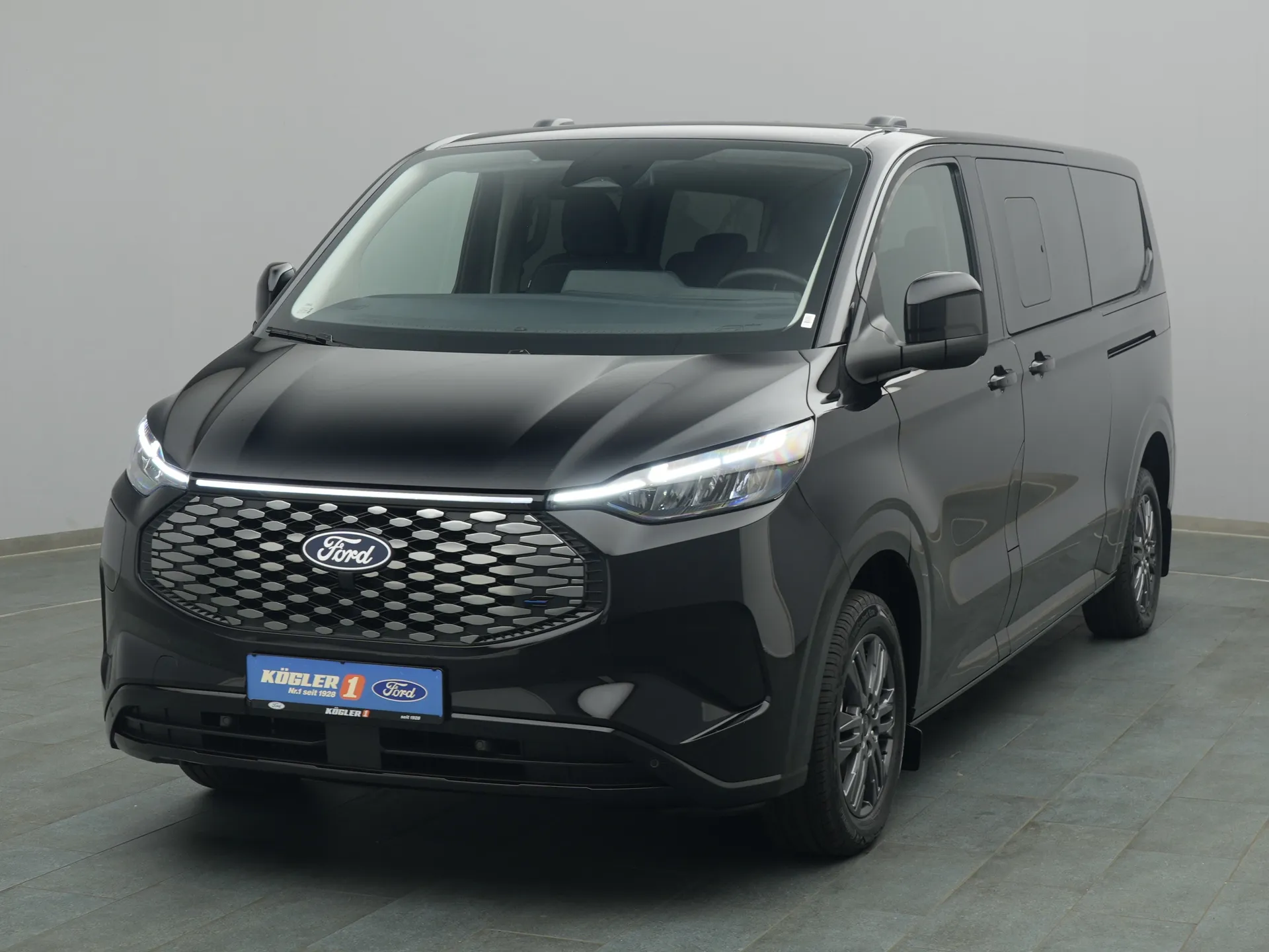 Ford Tourneo Custom Titanium in schwarz