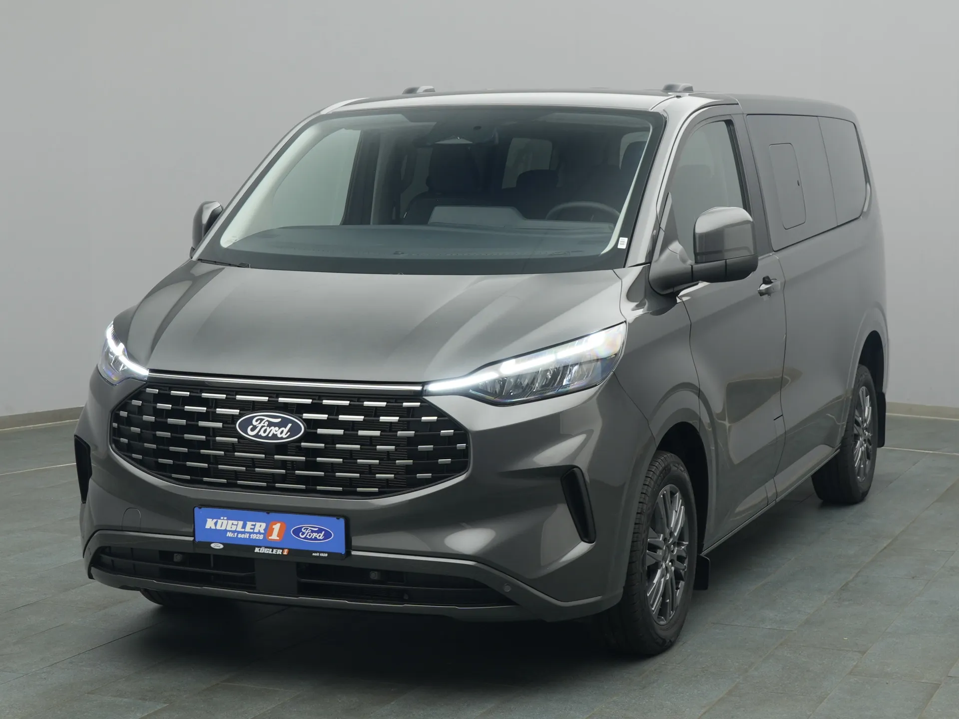 Ford Tourneo Custom Titanium in grau