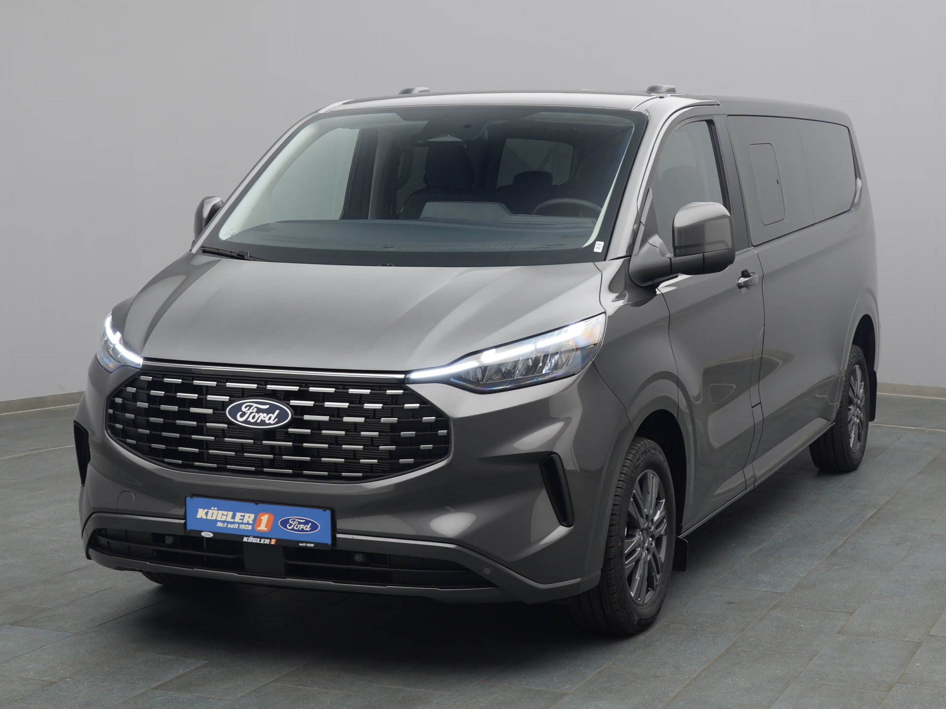 Ford Tourneo Custom Titanium in grau