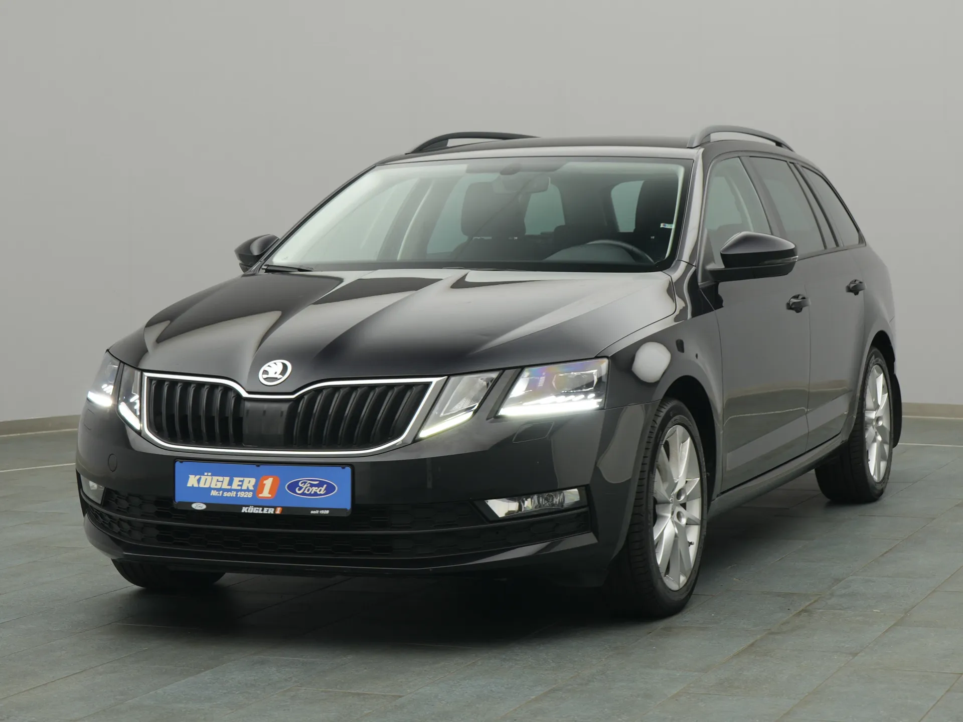 Skoda OCTAVIA in schwarz