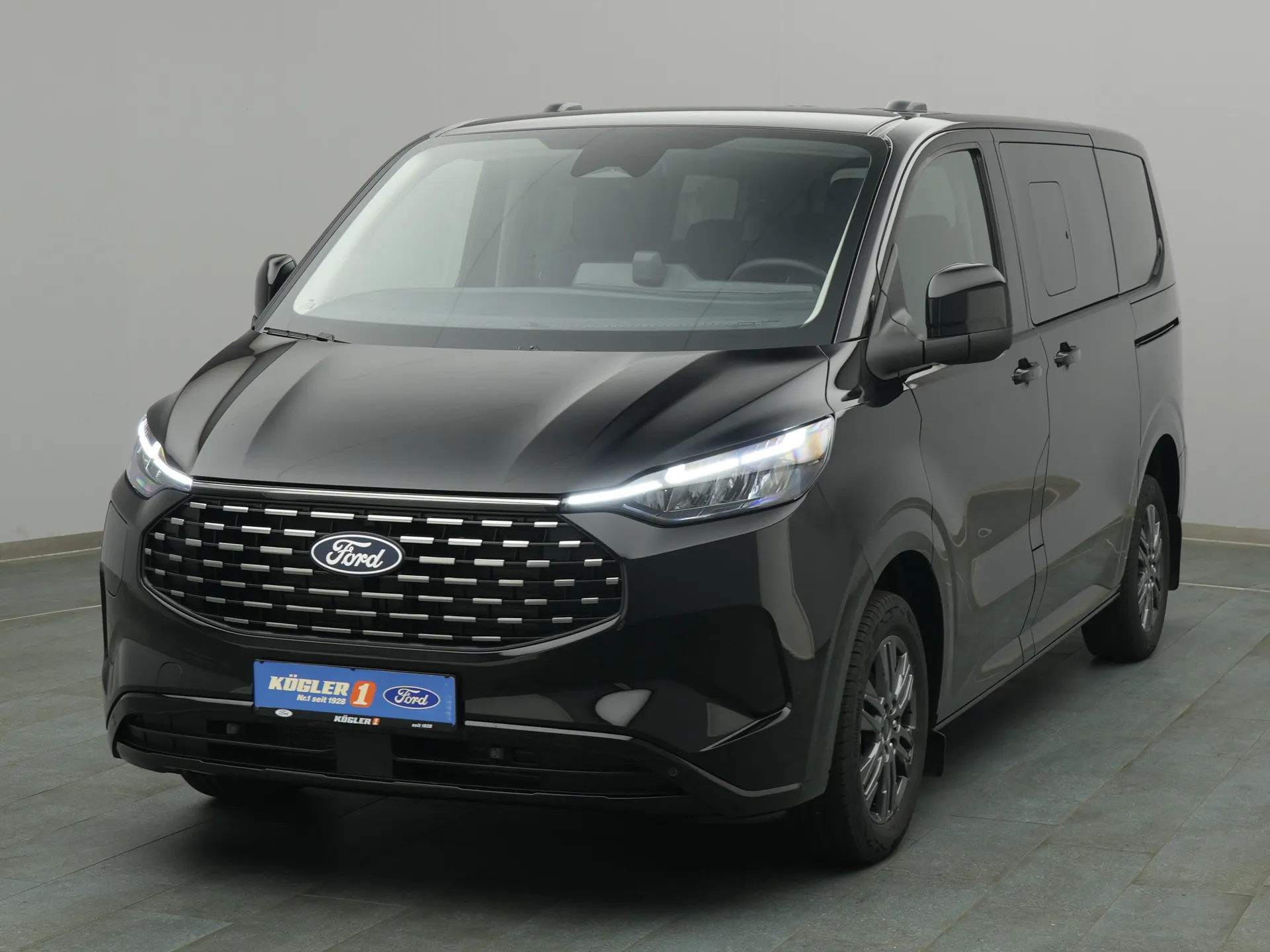 Ford Tourneo Custom in schwarz