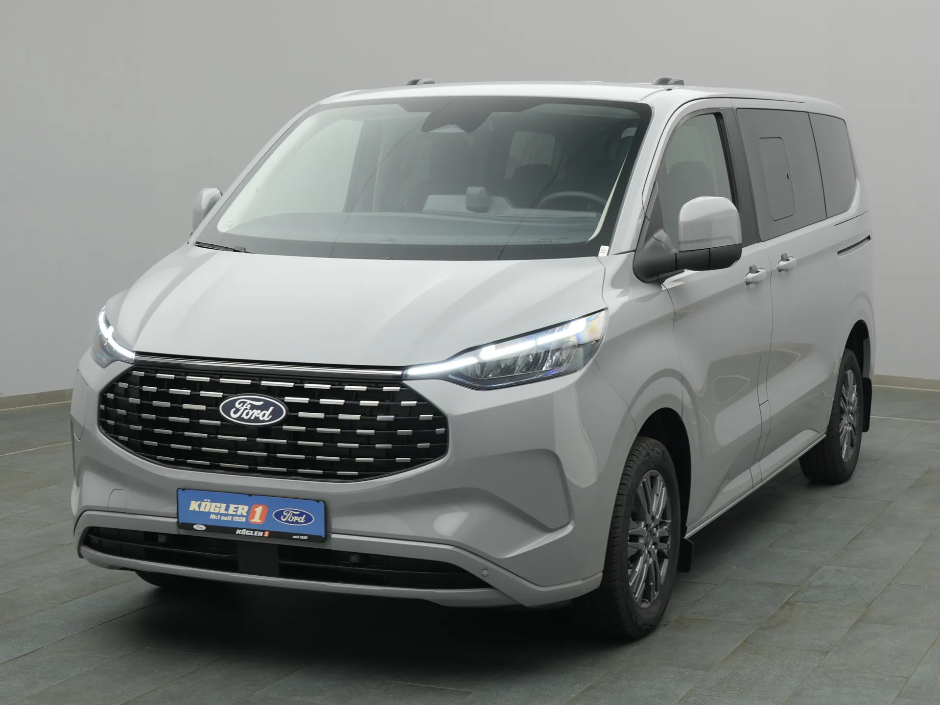 Ford Tourneo Custom in grau