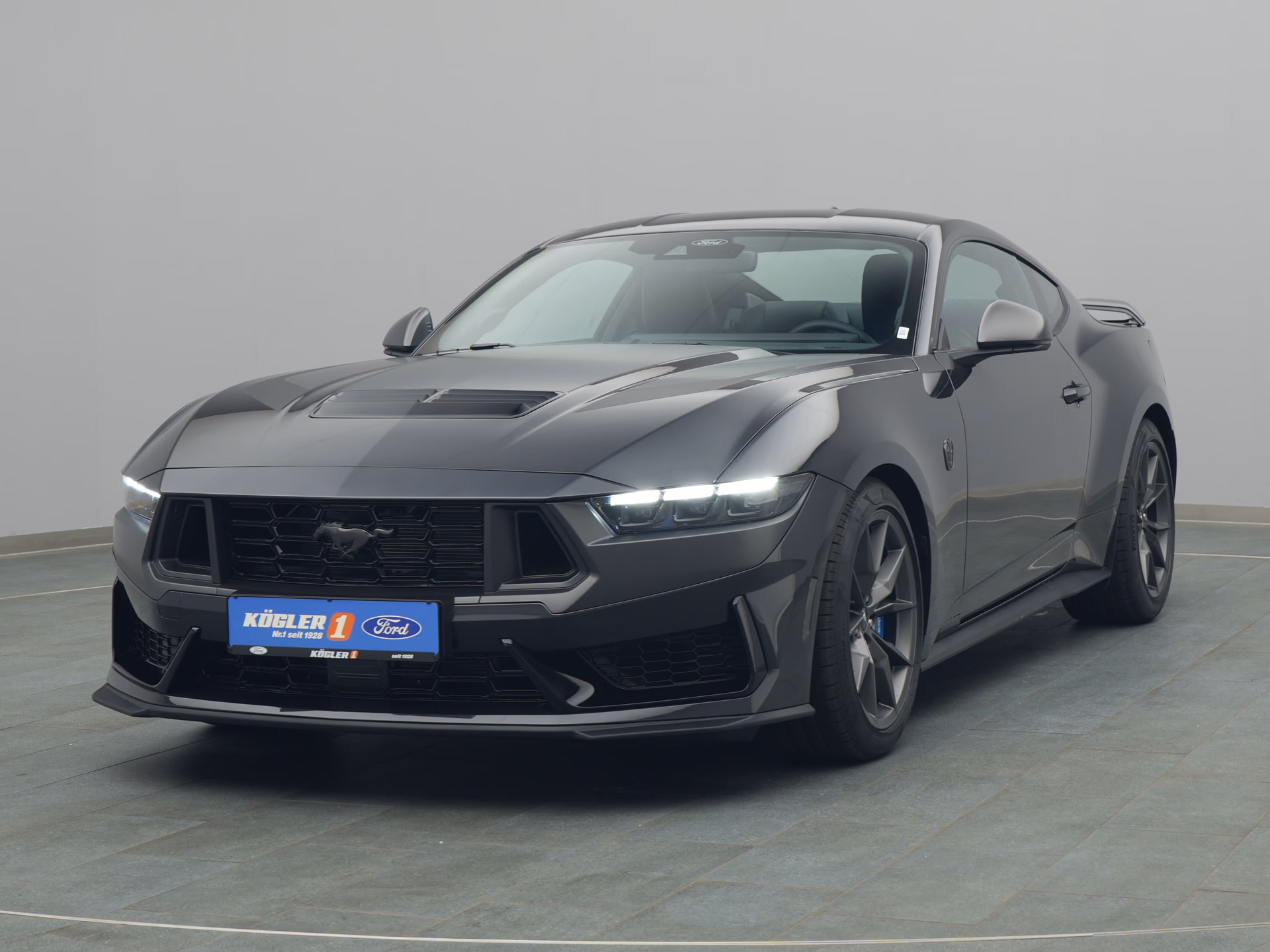 Ford Mustang Dark Horse in grau