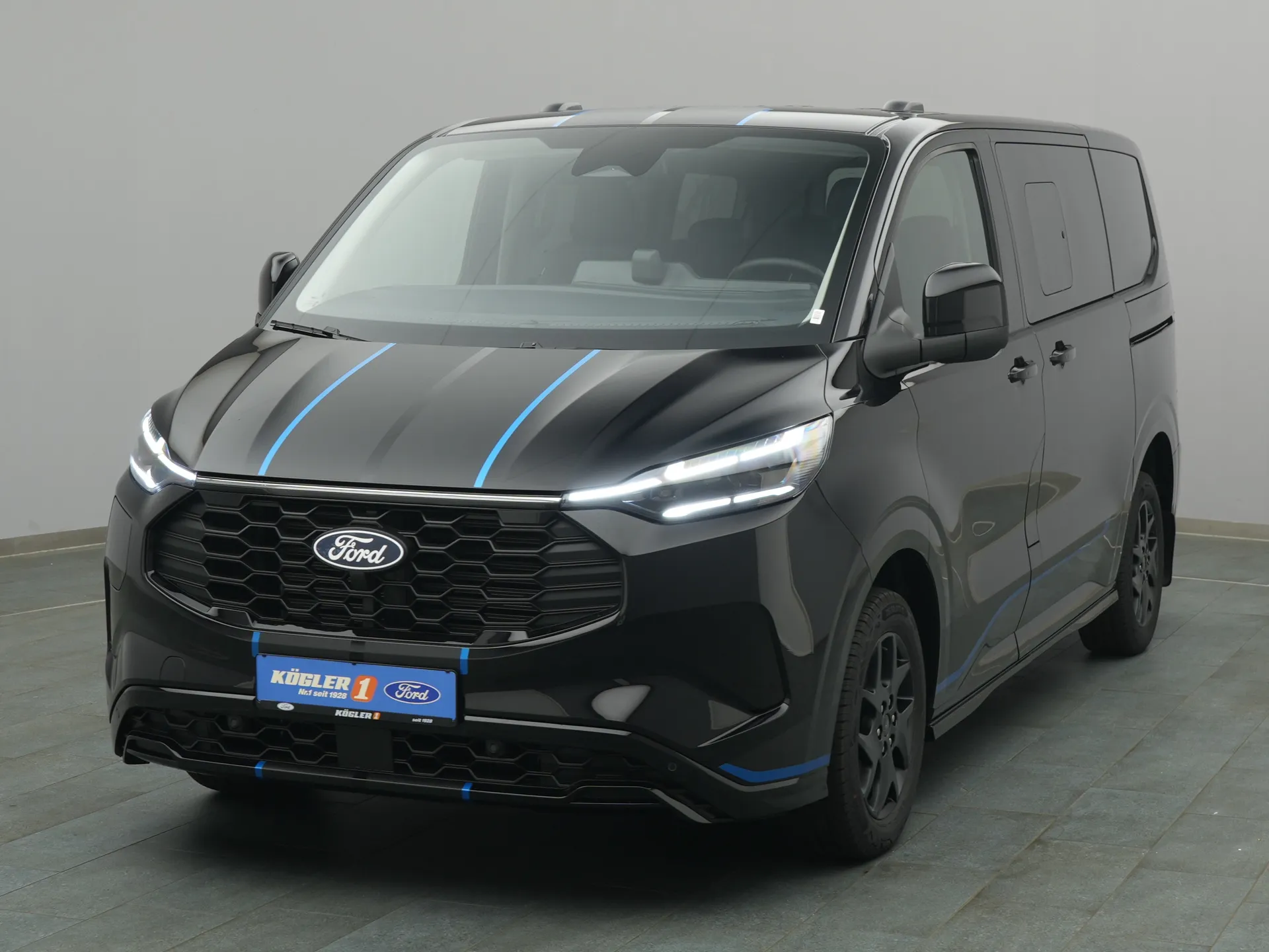 Ford Tourneo Custom in schwarz