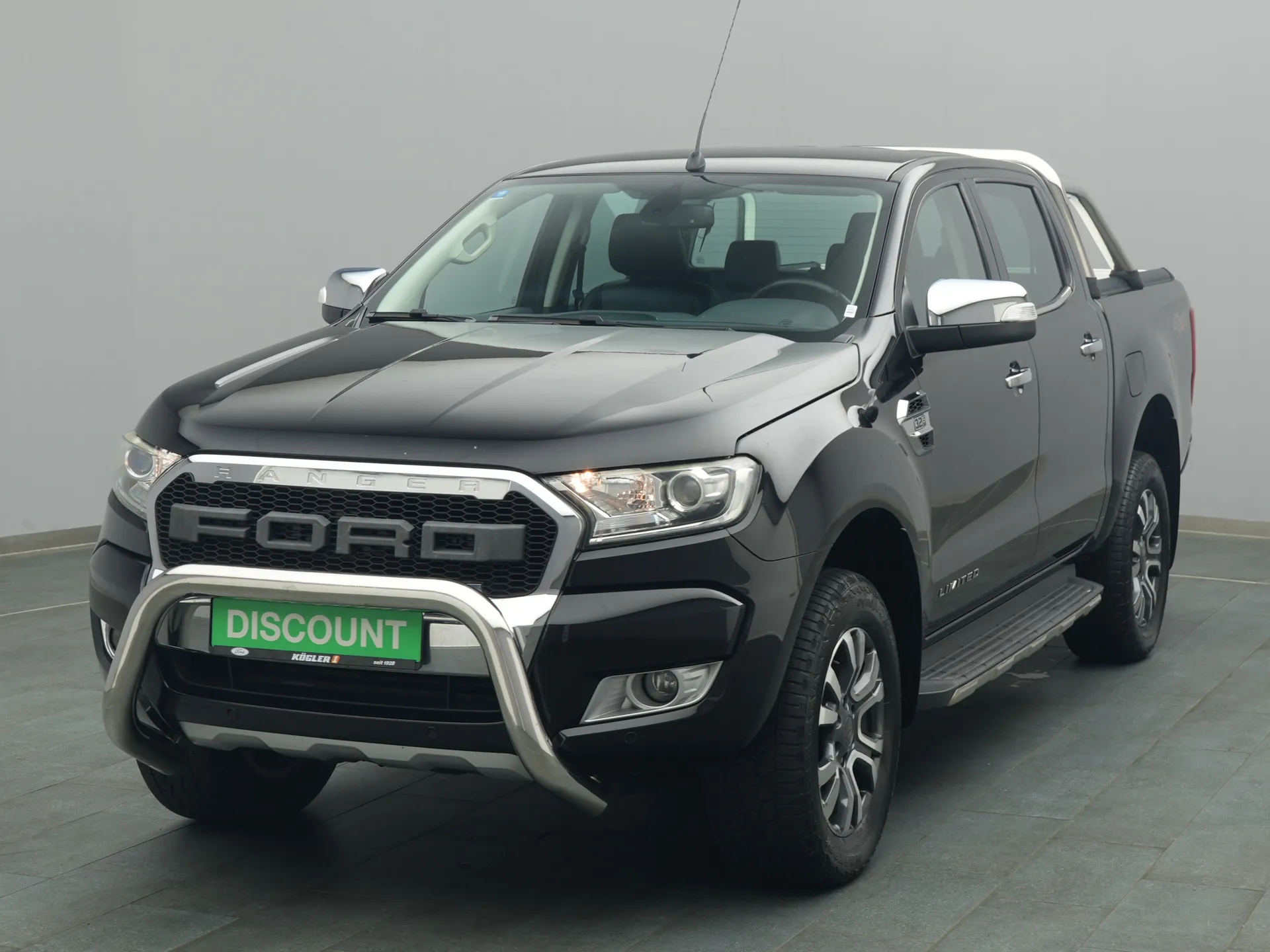 Ford Ranger DoKa Limited in schwarz