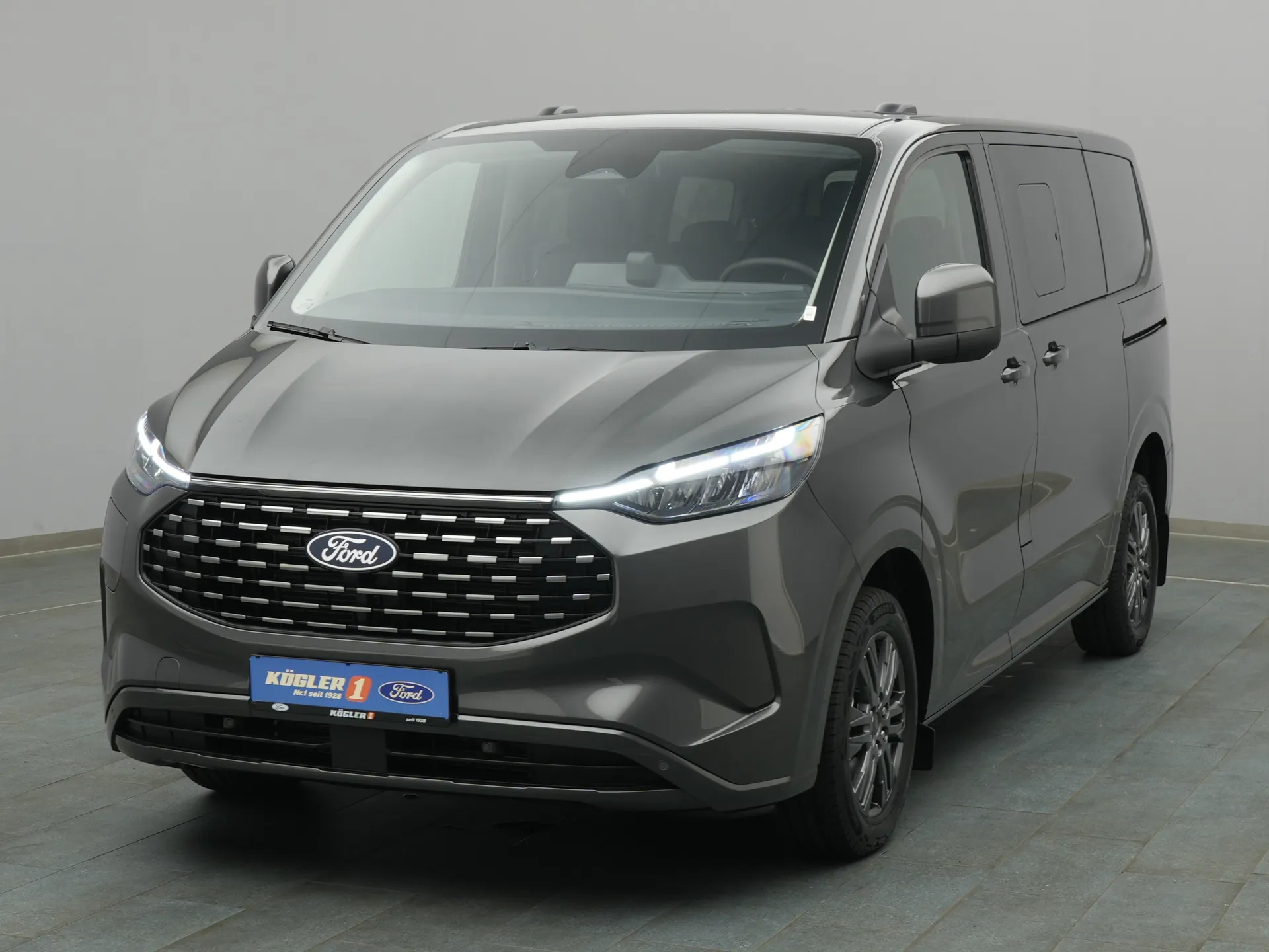 Ford Tourneo Custom in grau