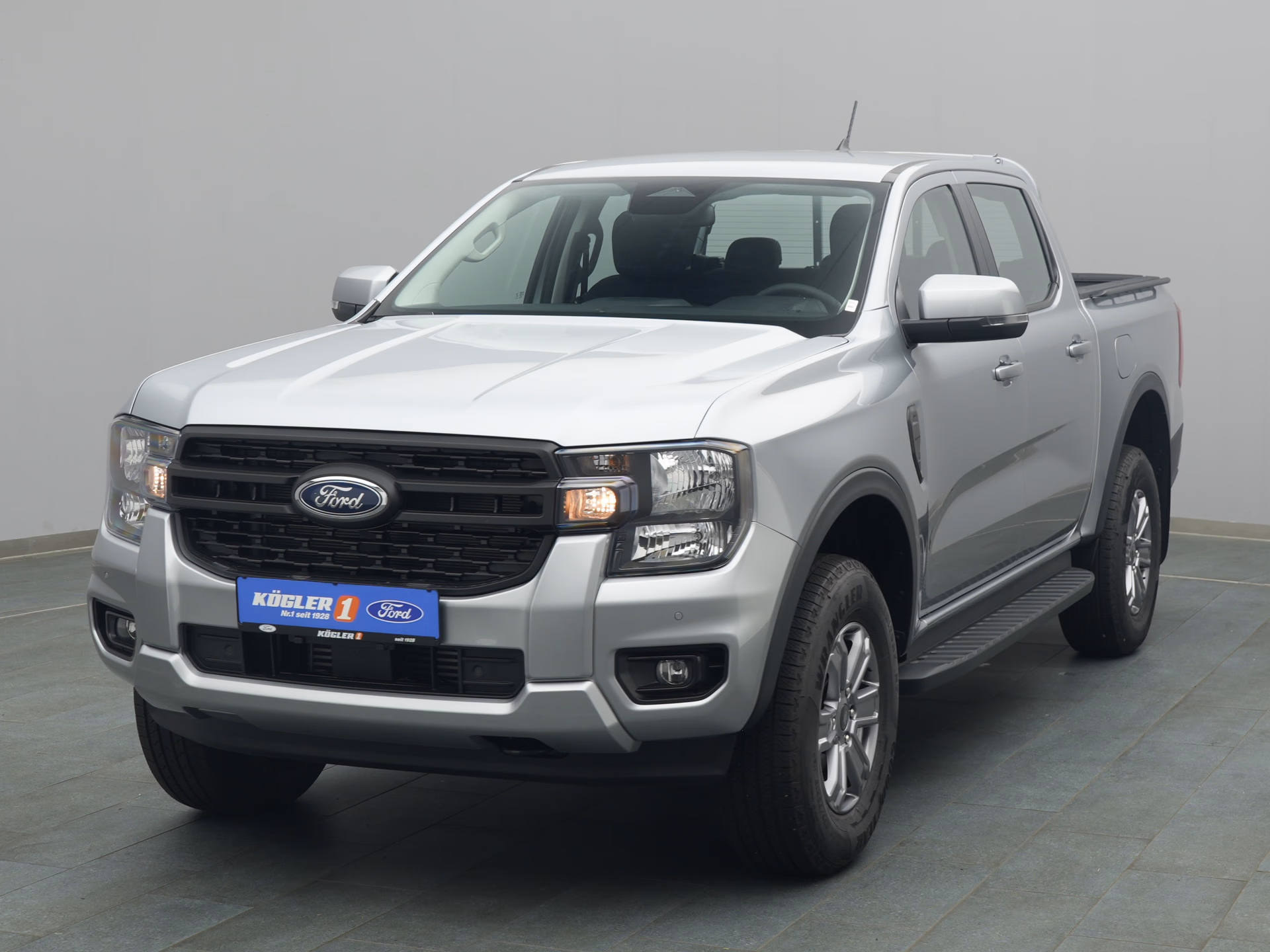 Ford Ranger DoKa XLT in silber