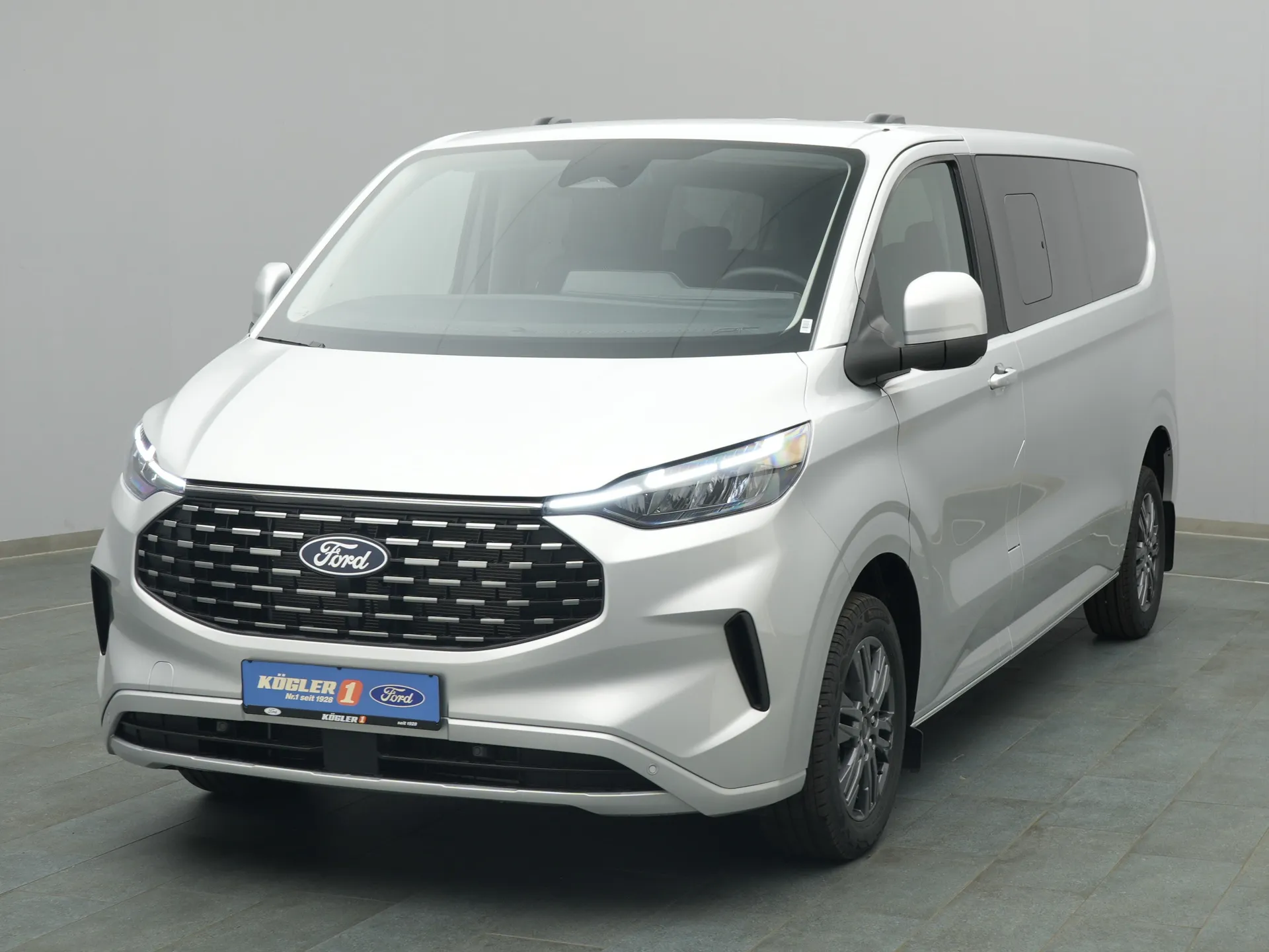 Ford Tourneo Custom Titanium in silber