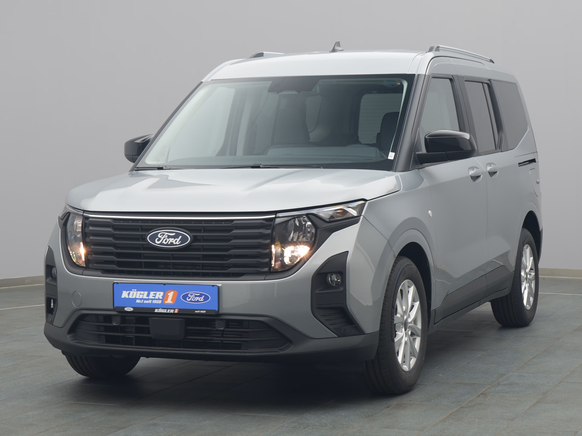 Ford Tourneo Courier Titanium in silber