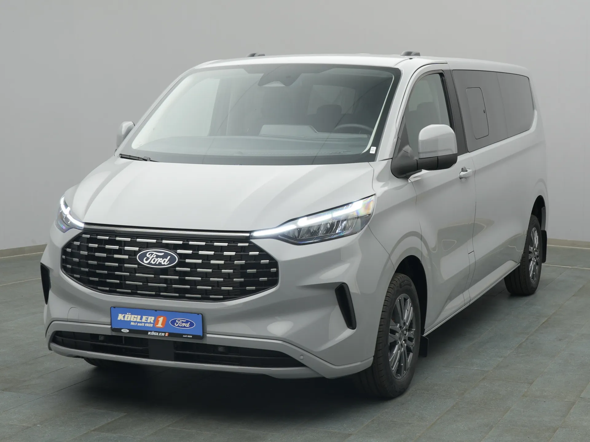 Ford Tourneo Custom Kombi in grau