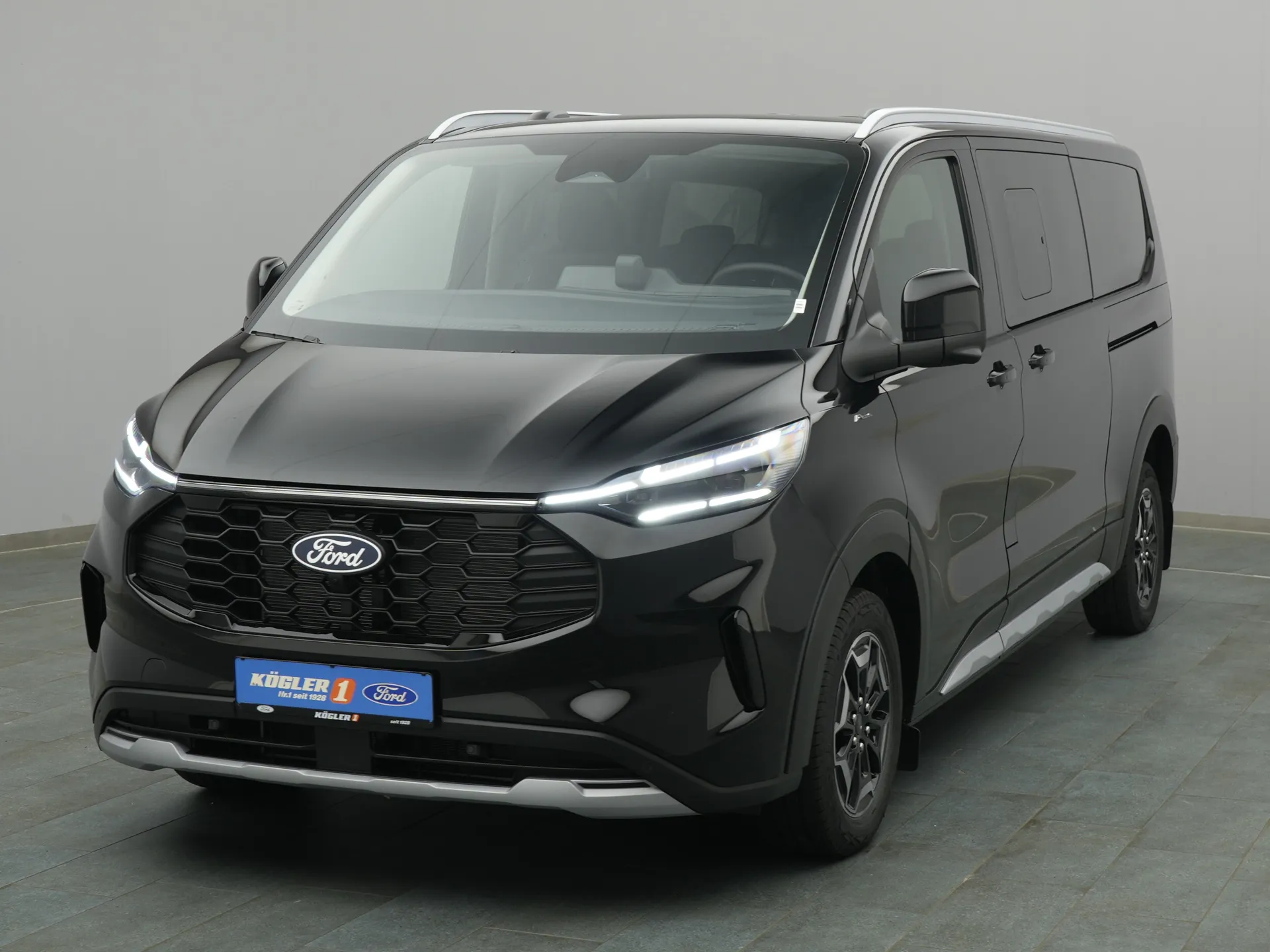 Ford Tourneo Custom in schwarz