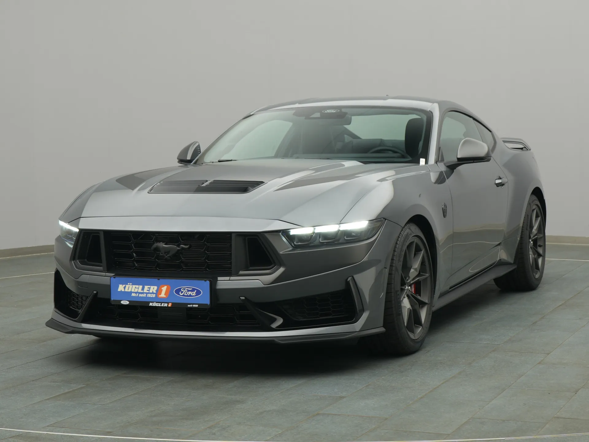 Ford Mustang Dark Horse in grau