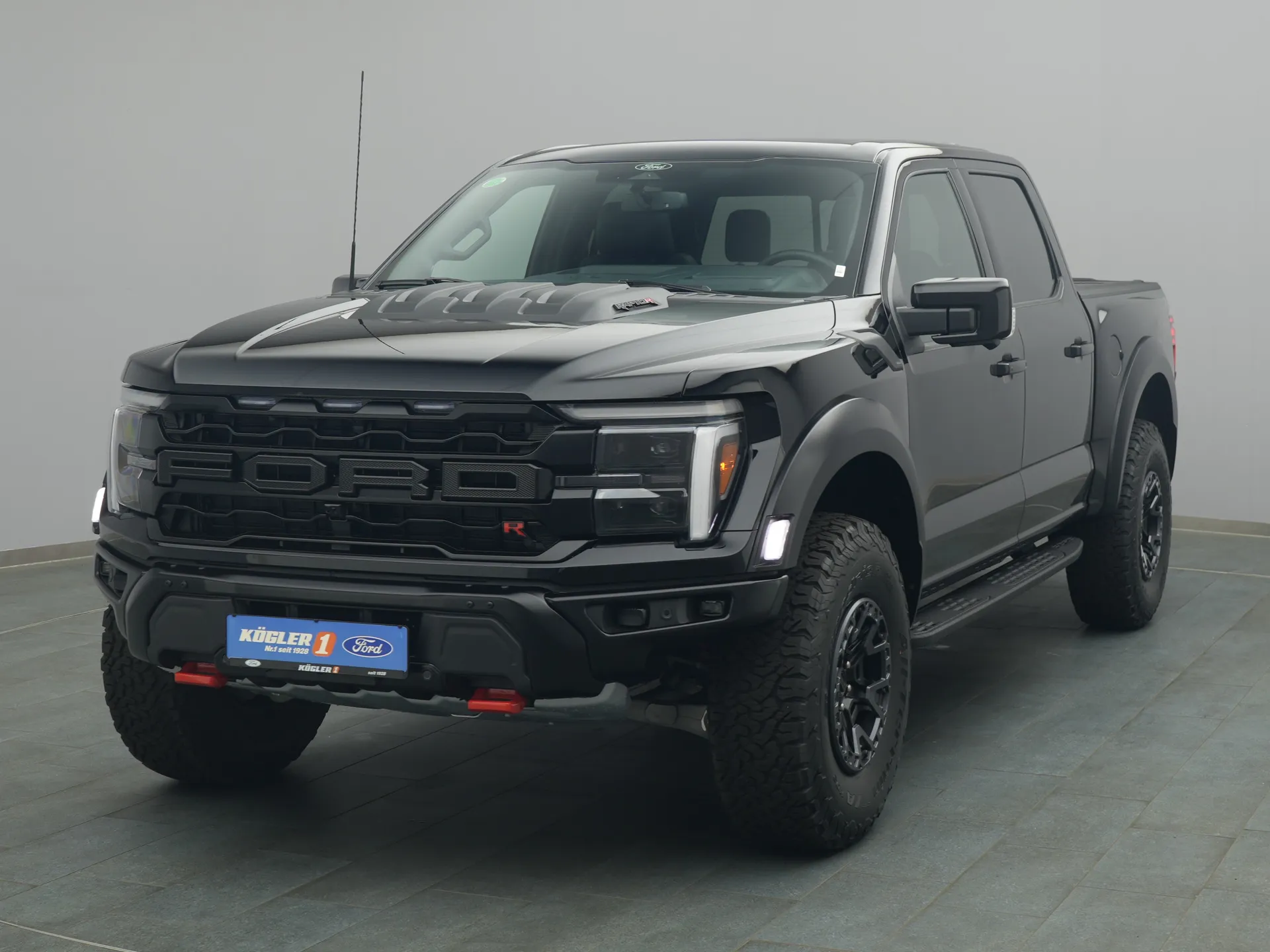 Ford F150 Raptor in schwarz