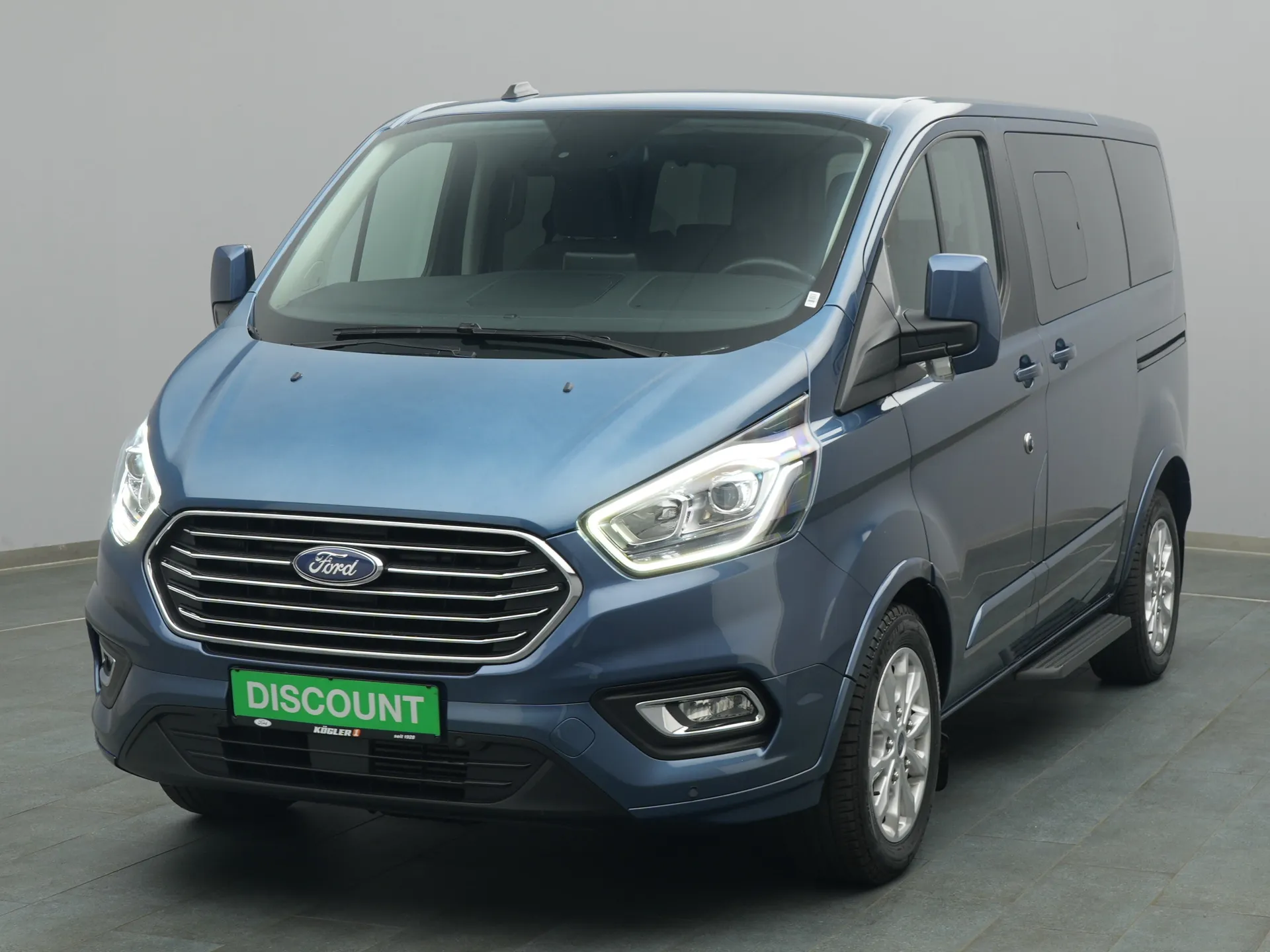 Ford Tourneo Custom Titanium in blau