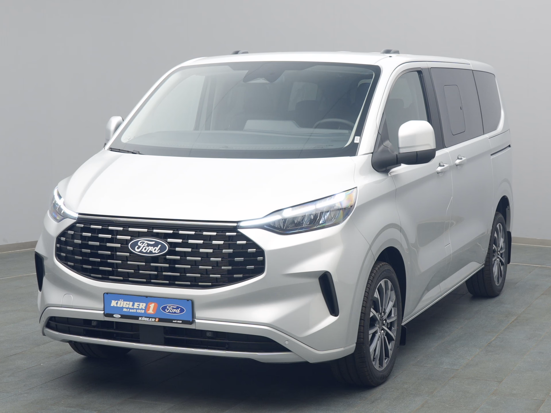 Ford Tourneo Custom Titanium in silber