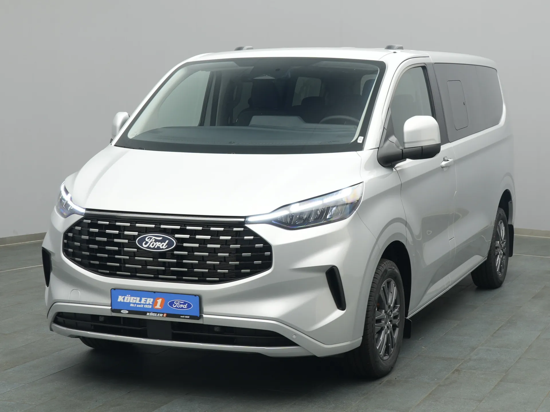 Ford Tourneo Custom Kombi in silber