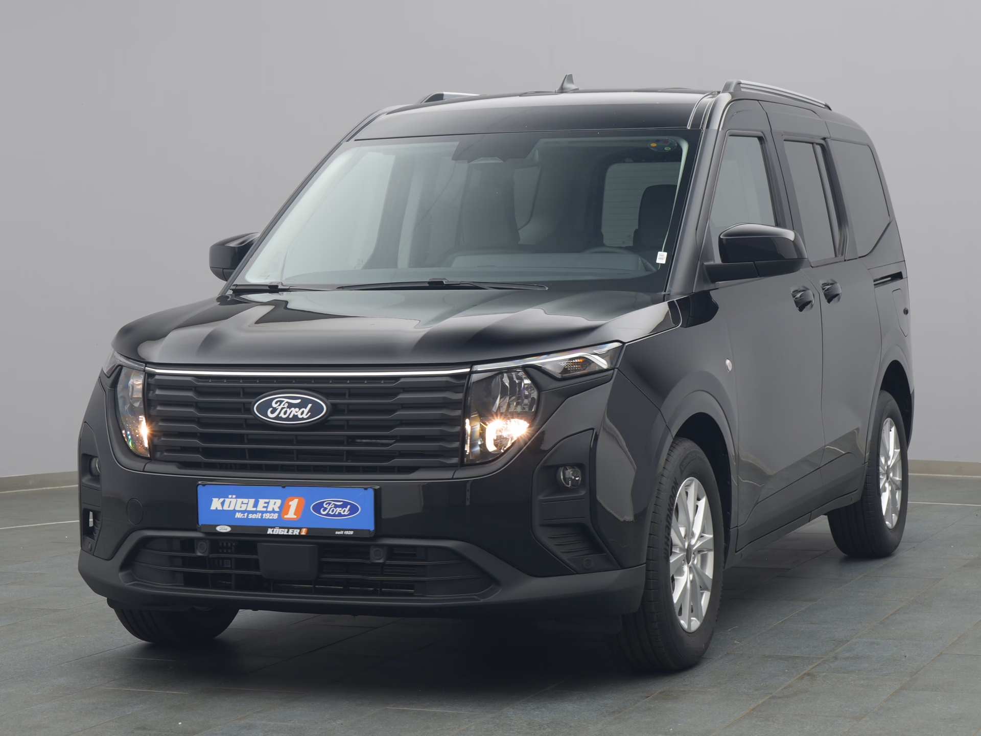Ford Tourneo Courier Titanium in schwarz