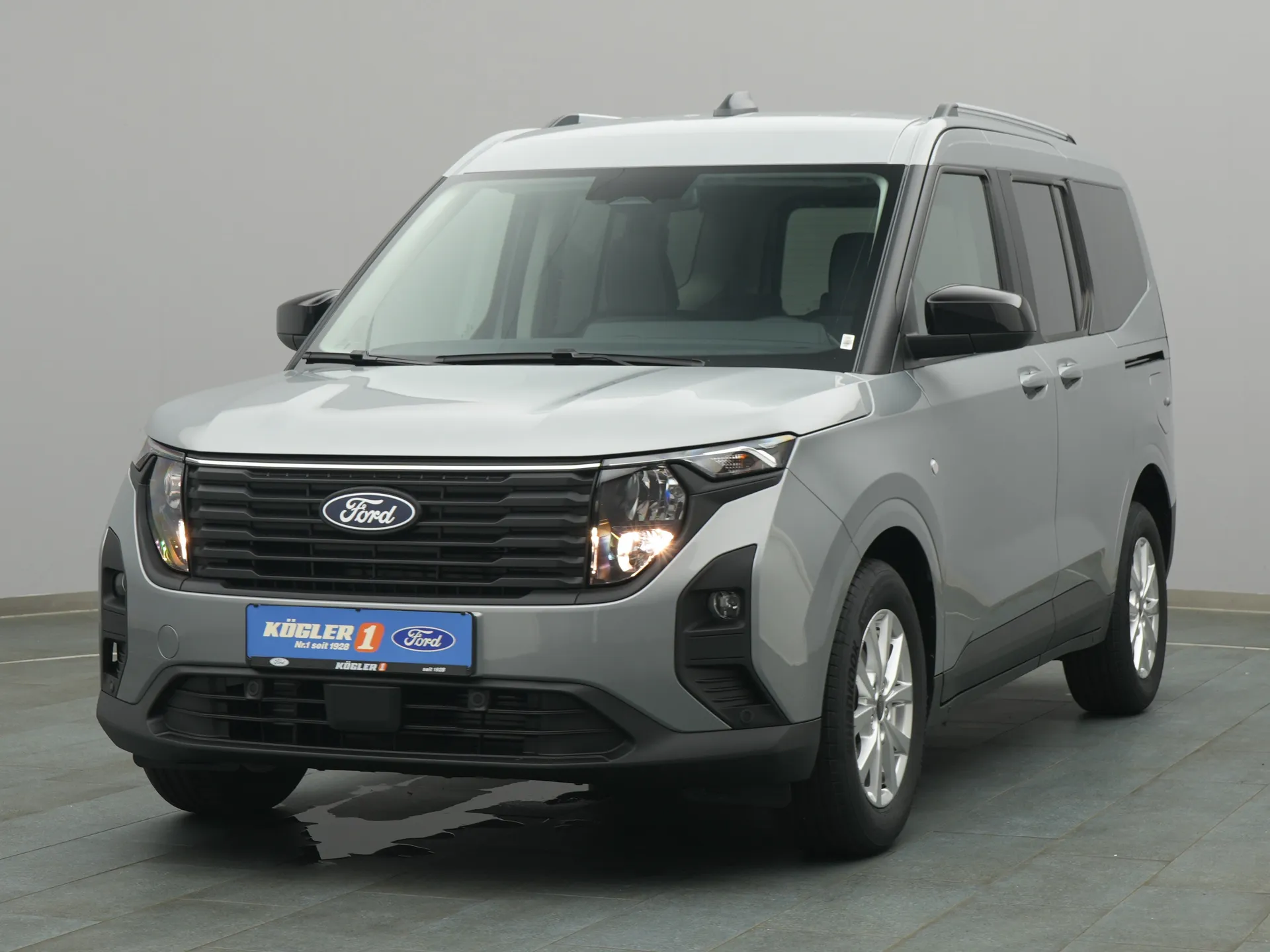 Ford Tourneo Courier Titanium in silber