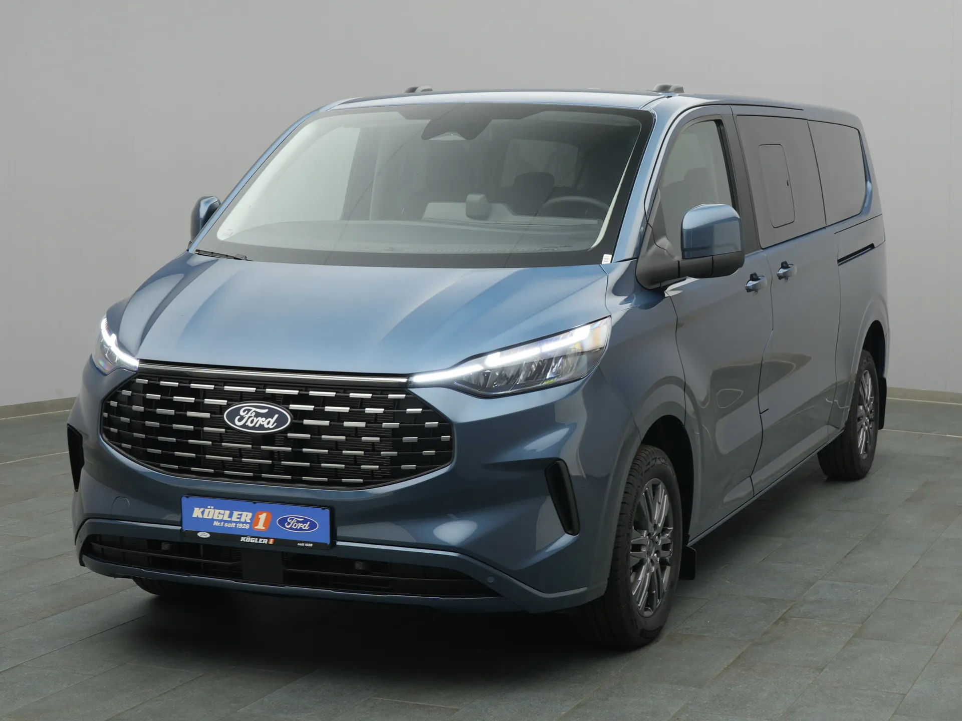 Ford Tourneo Custom in blau