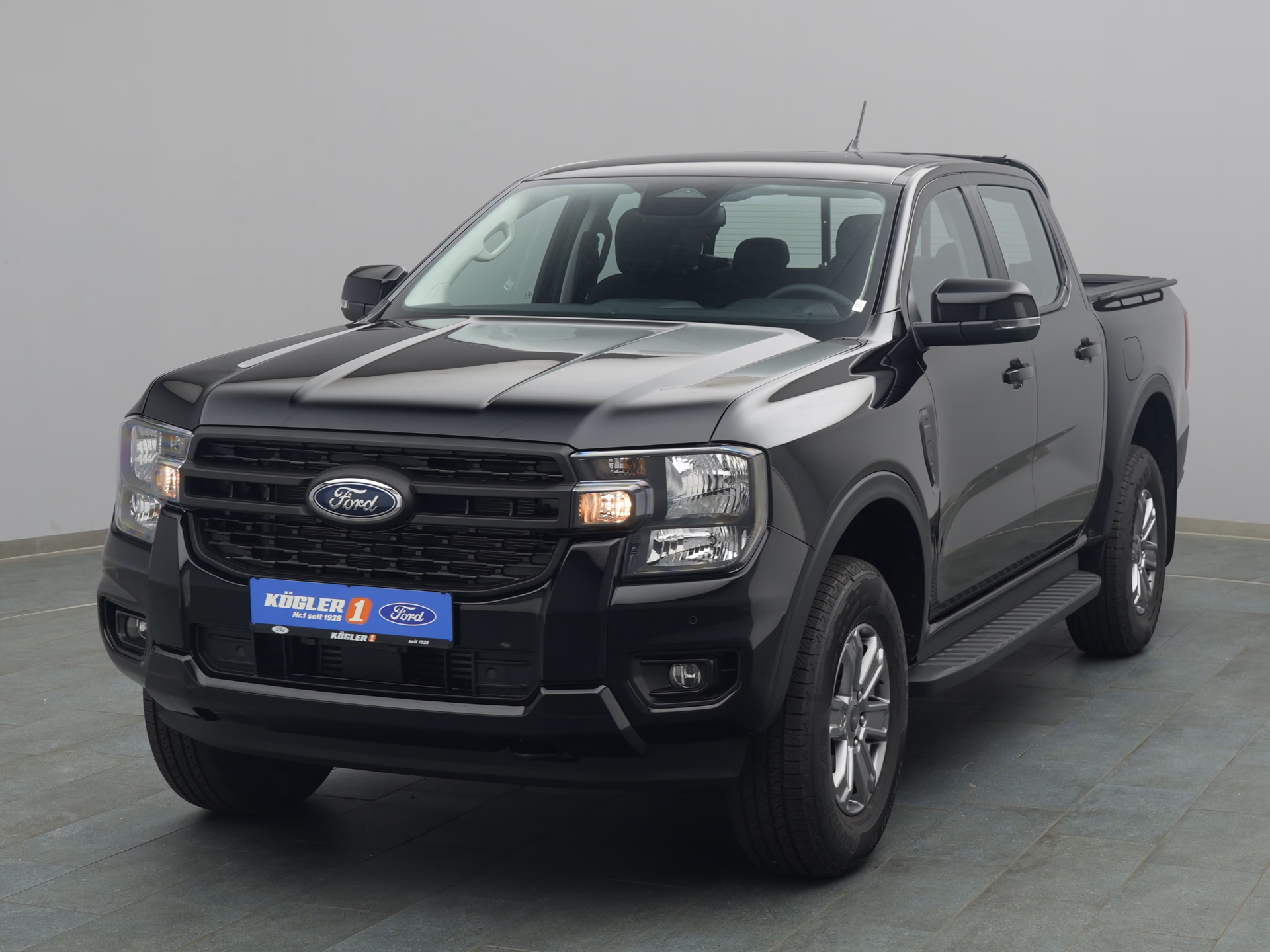 Ford Ranger DoKa XLT in schwarz