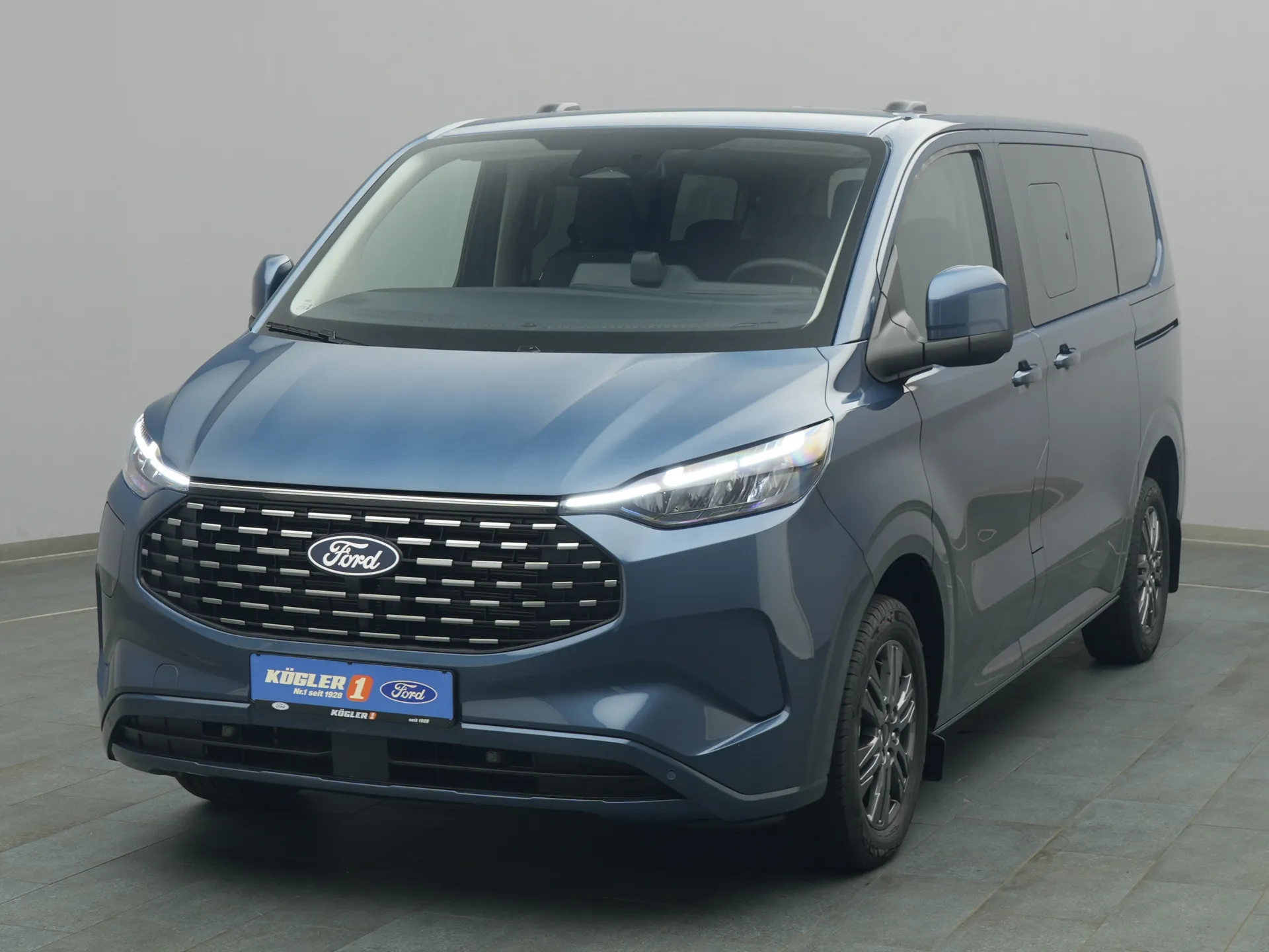 Ford Tourneo Custom in blau
