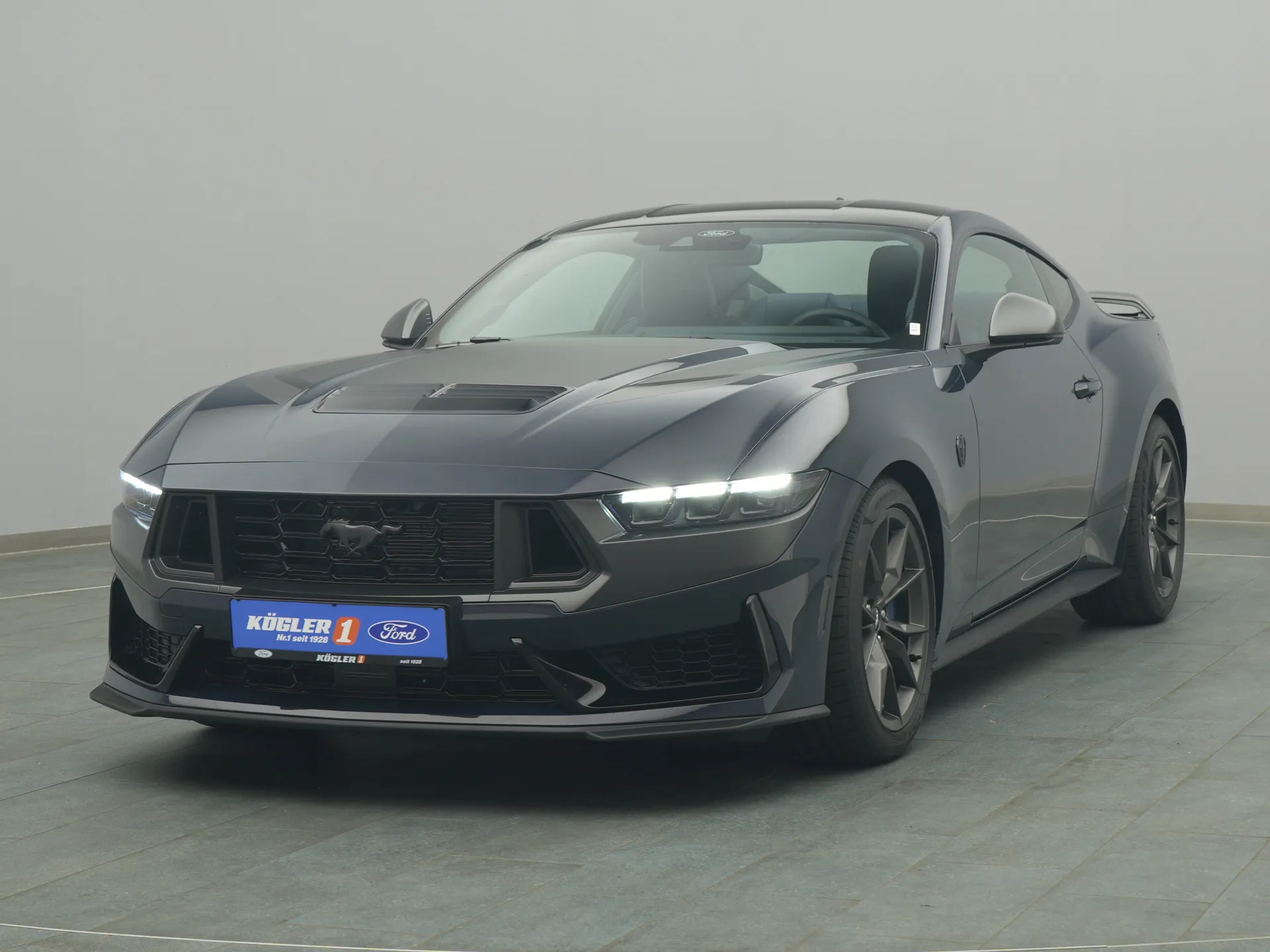 Ford Mustang Dark Horse in blau