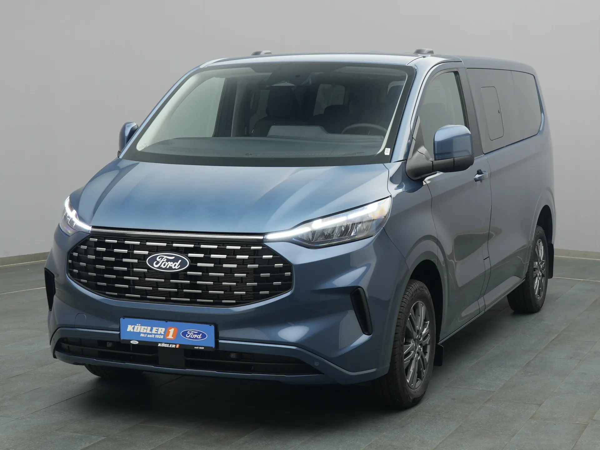 Ford Tourneo Custom Titanium in blau