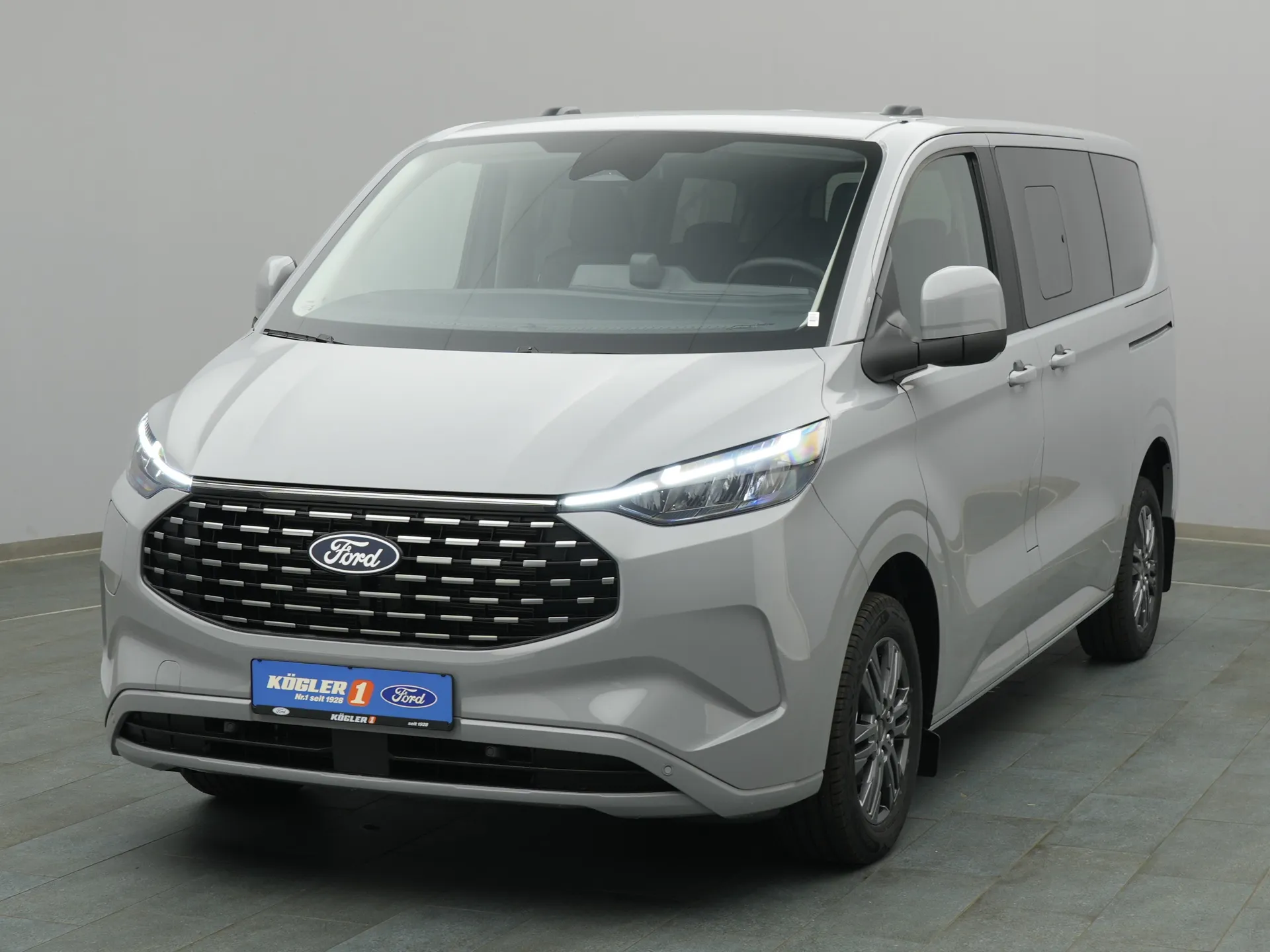 Ford Tourneo Custom in grau