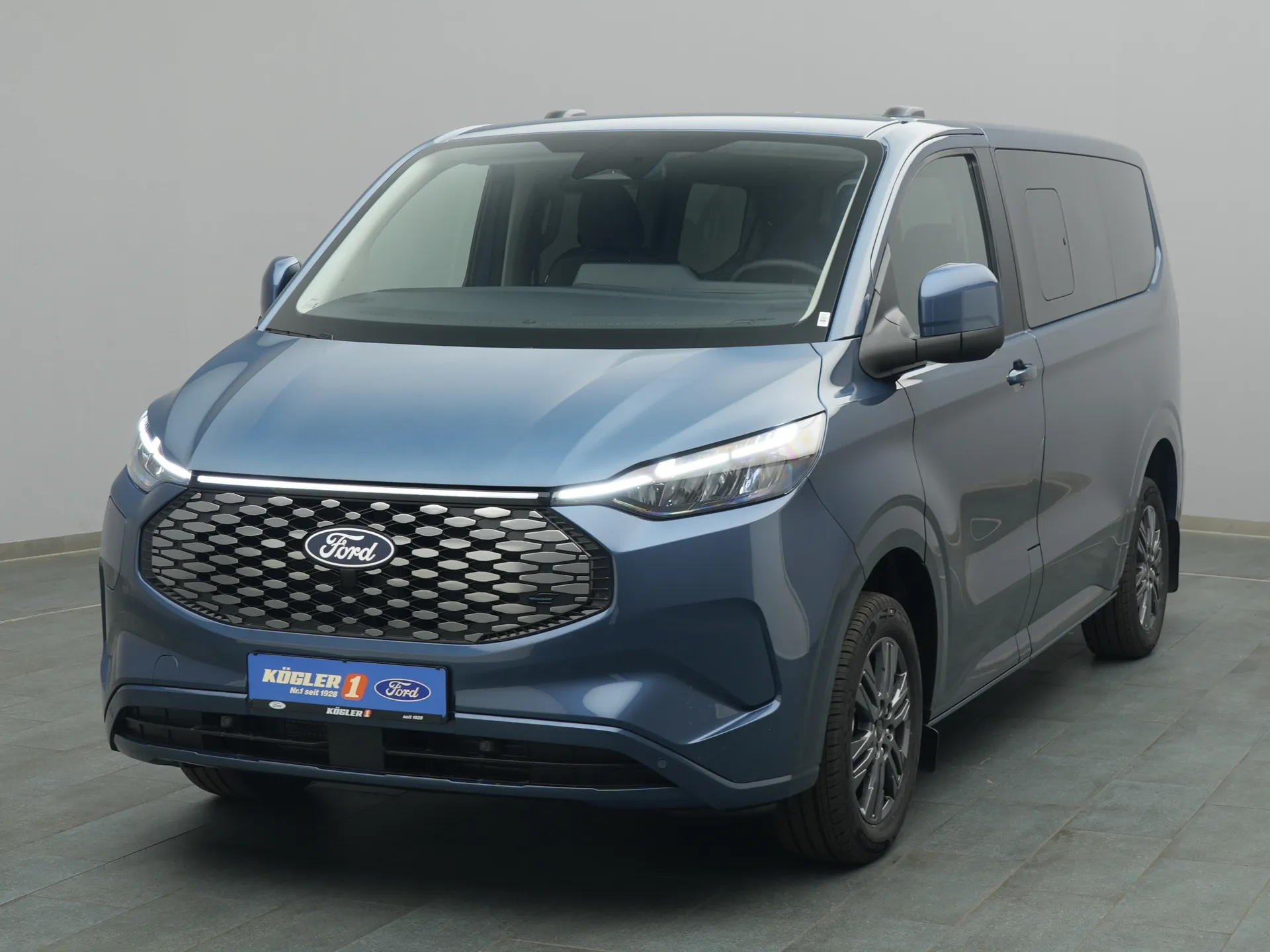 Ford Tourneo Custom Titanium in blau