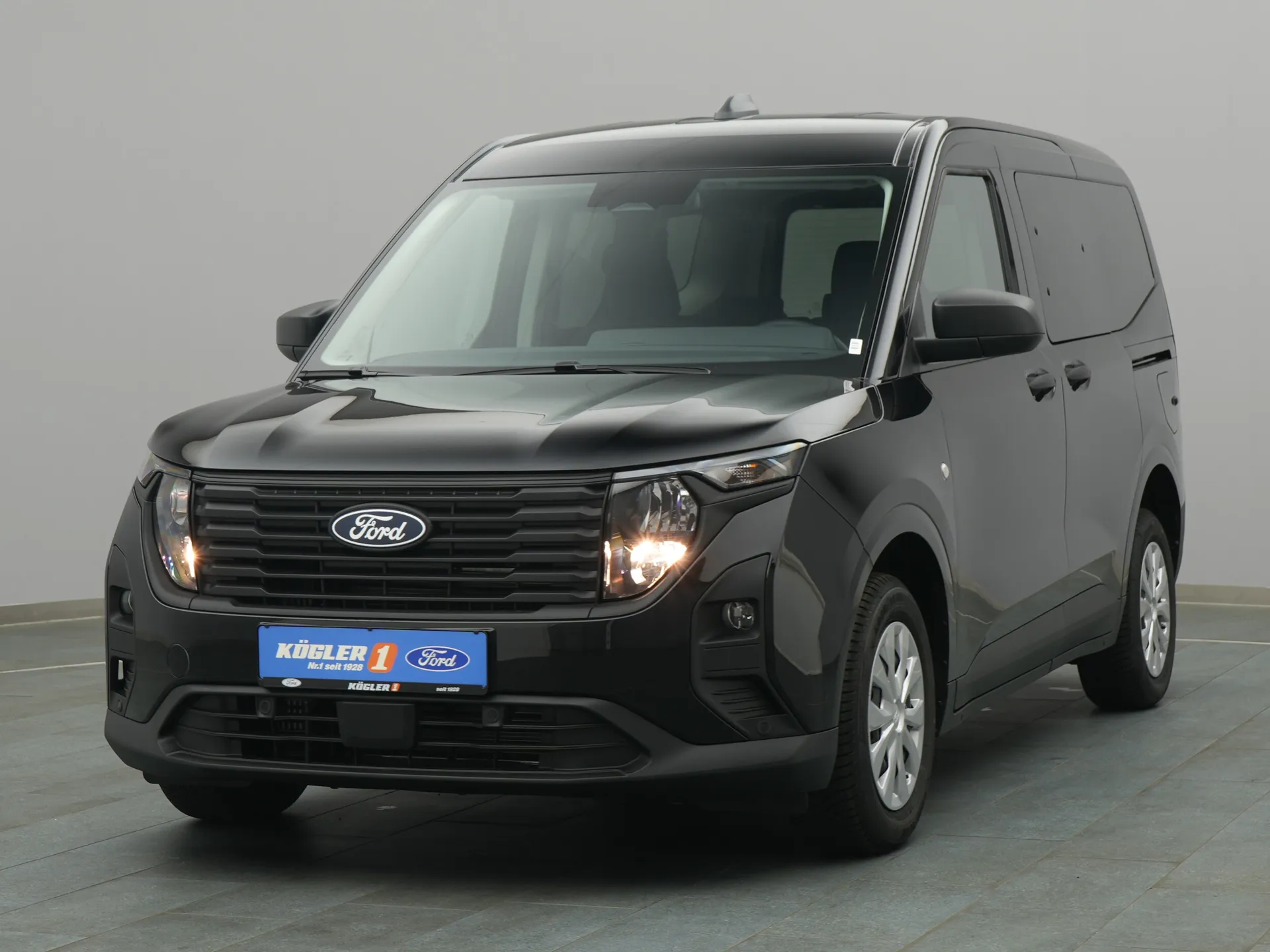 Ford Tourneo Courier Trend in schwarz