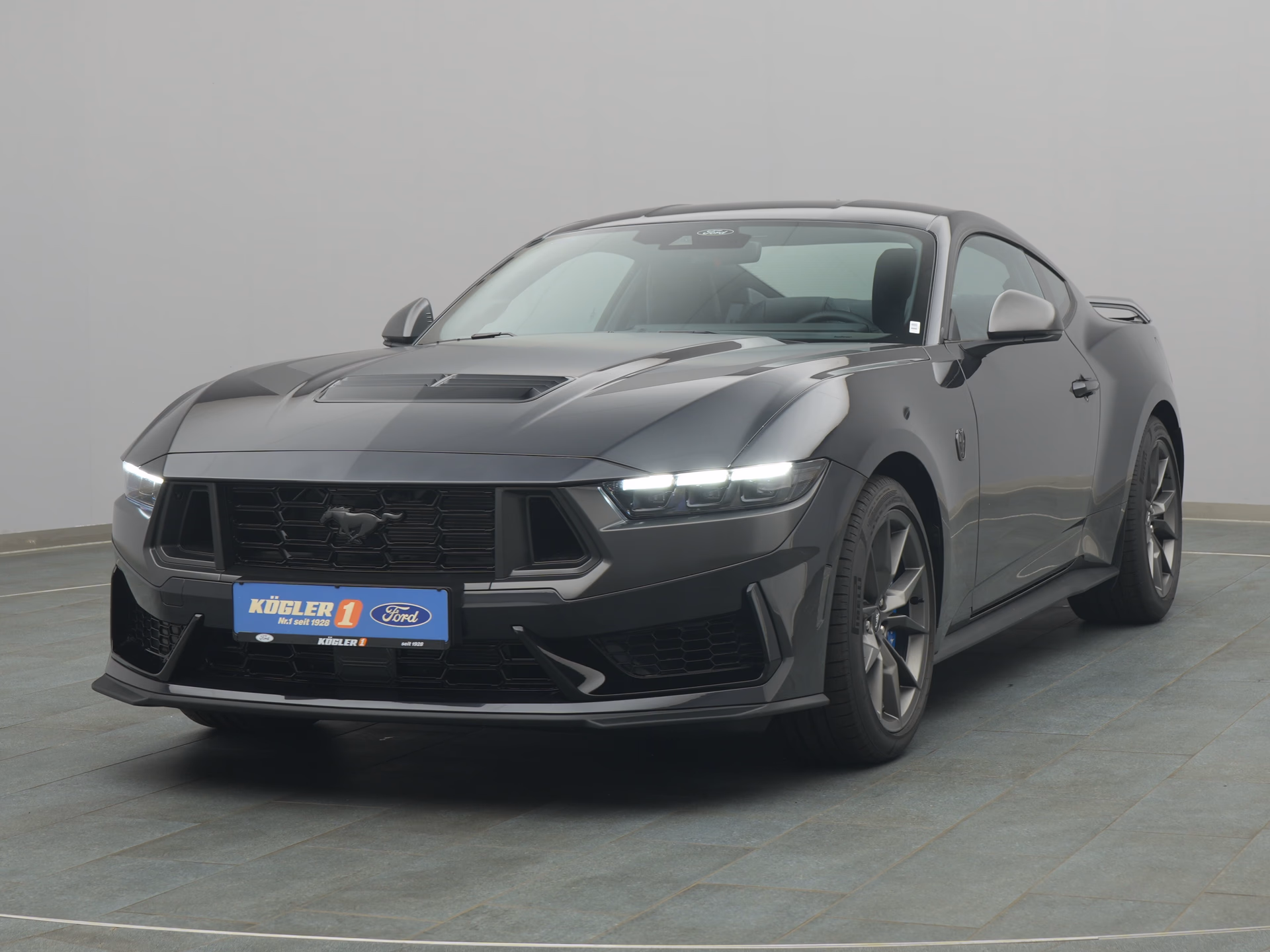 Ford Mustang Dark Horse in grau