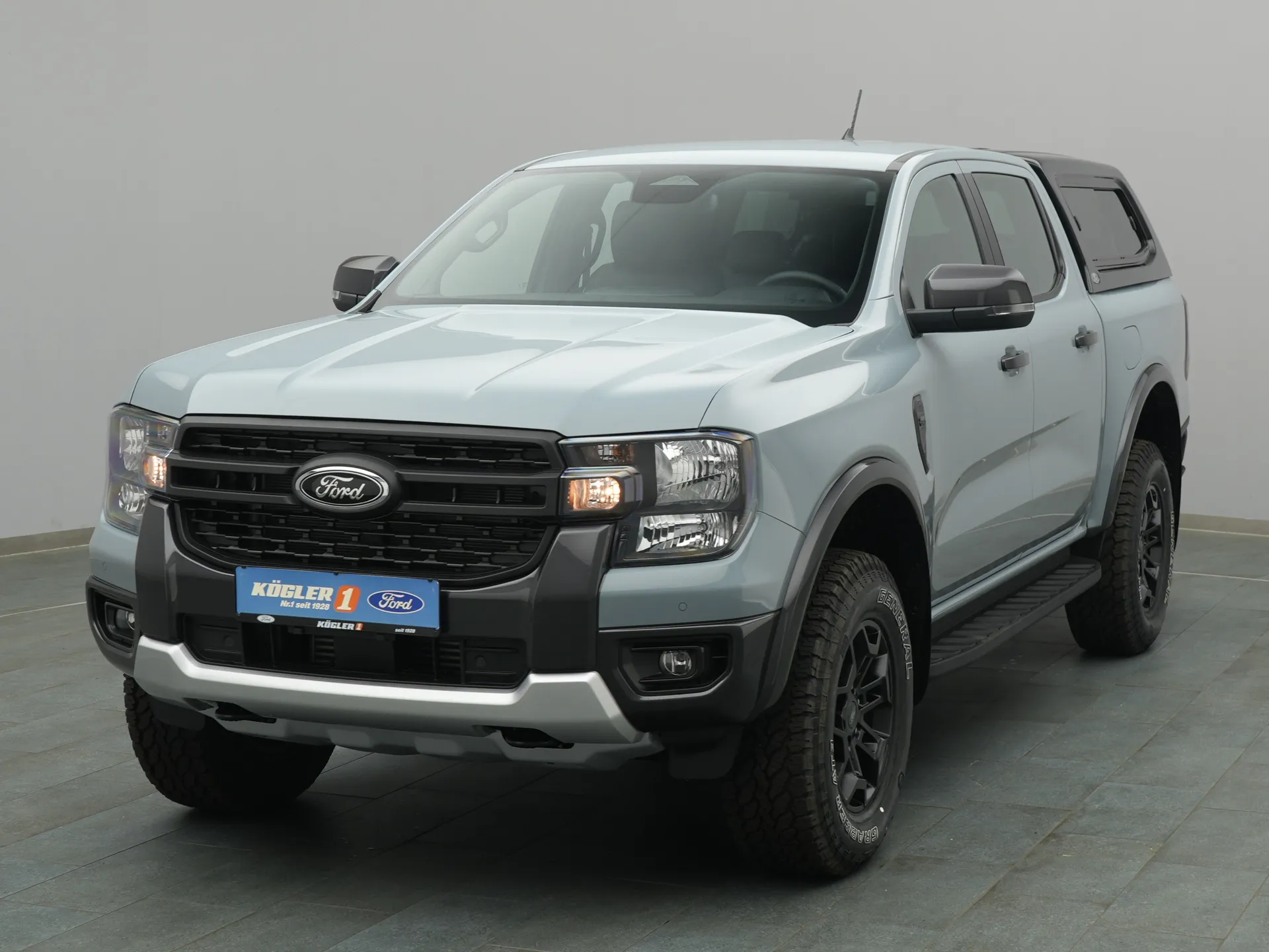 Ford Ranger DoKa Tremor in grau