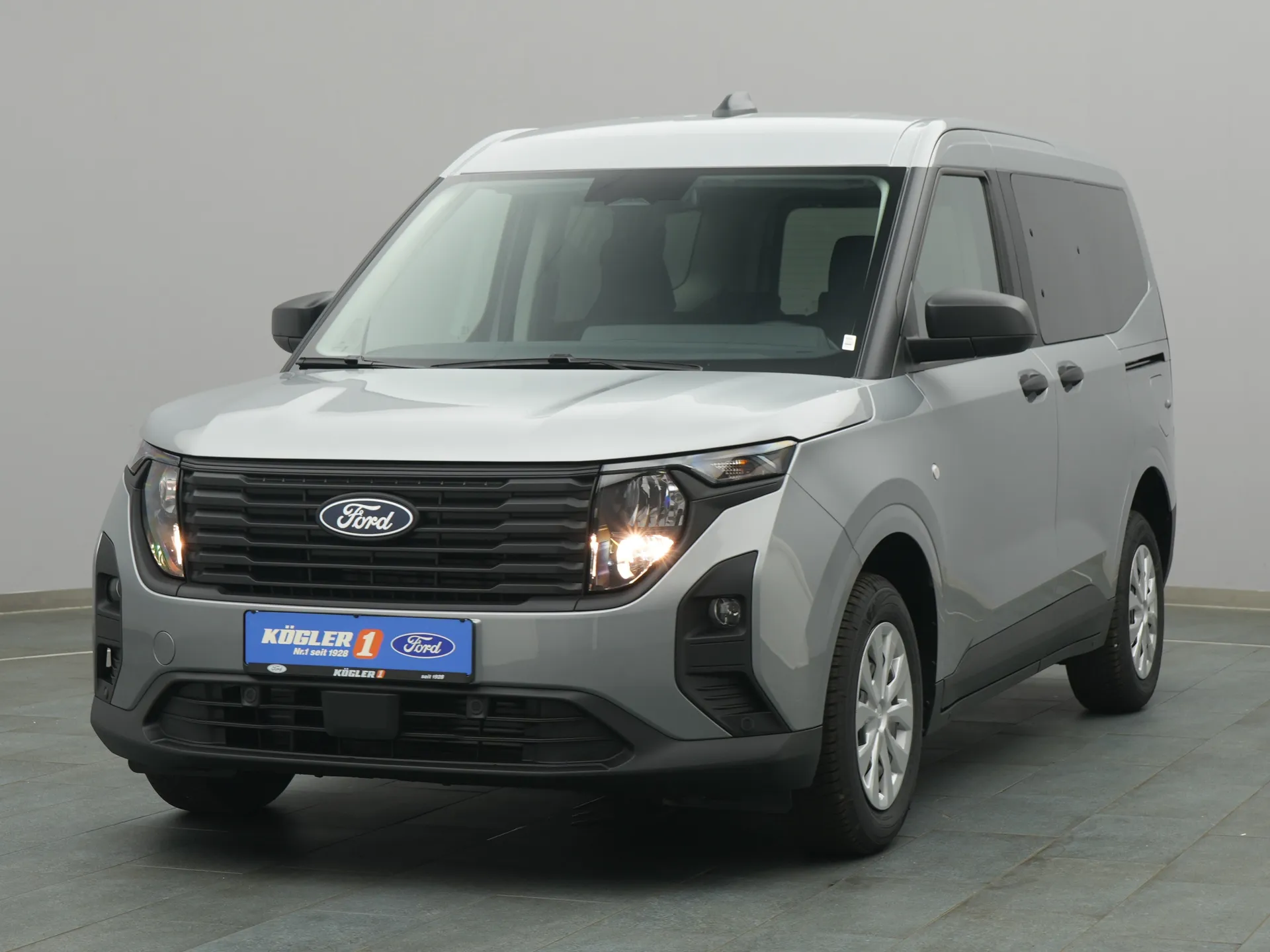 Ford Tourneo Courier Trend in silber