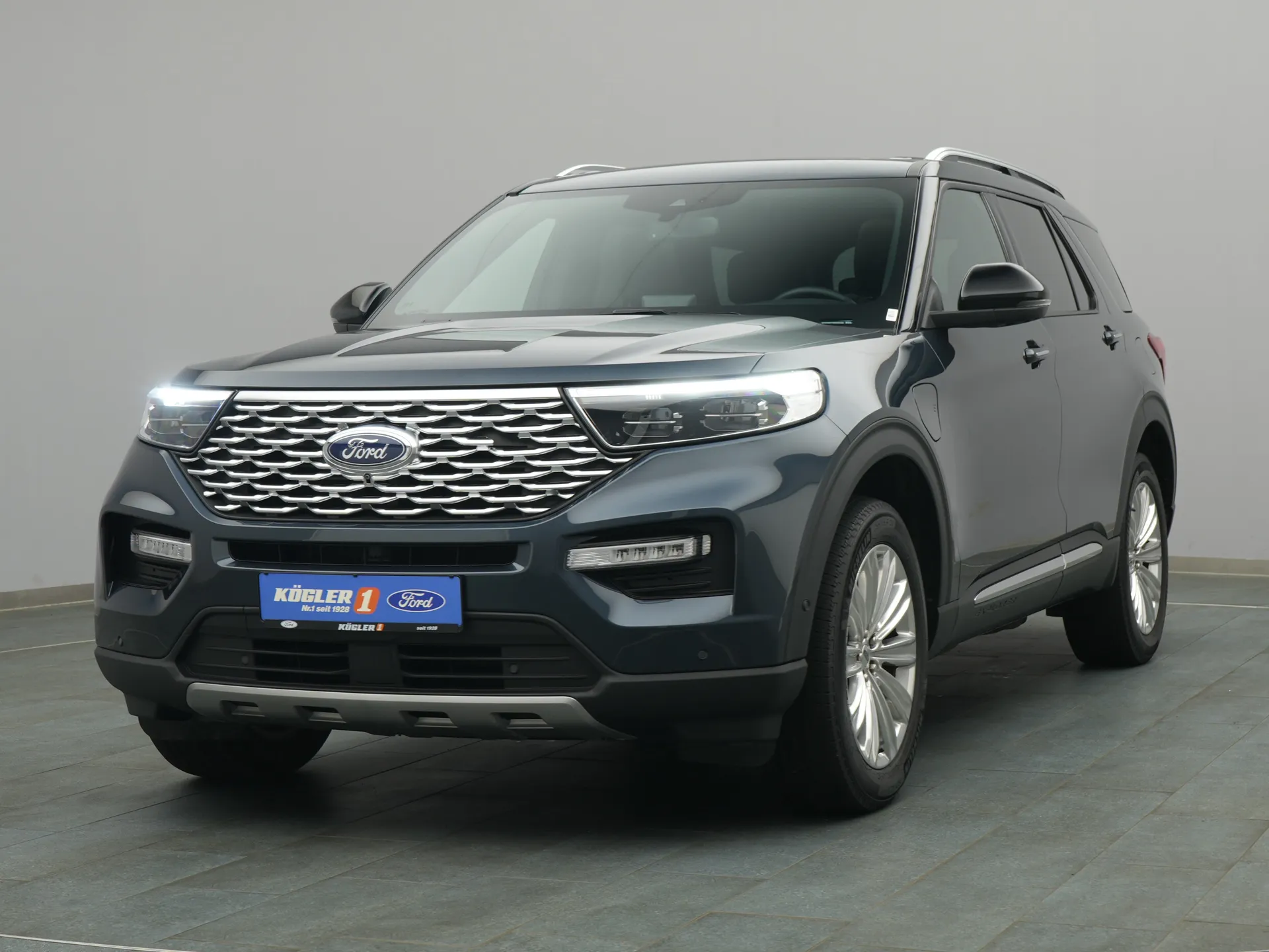 Ford Explorer Platinum in blau