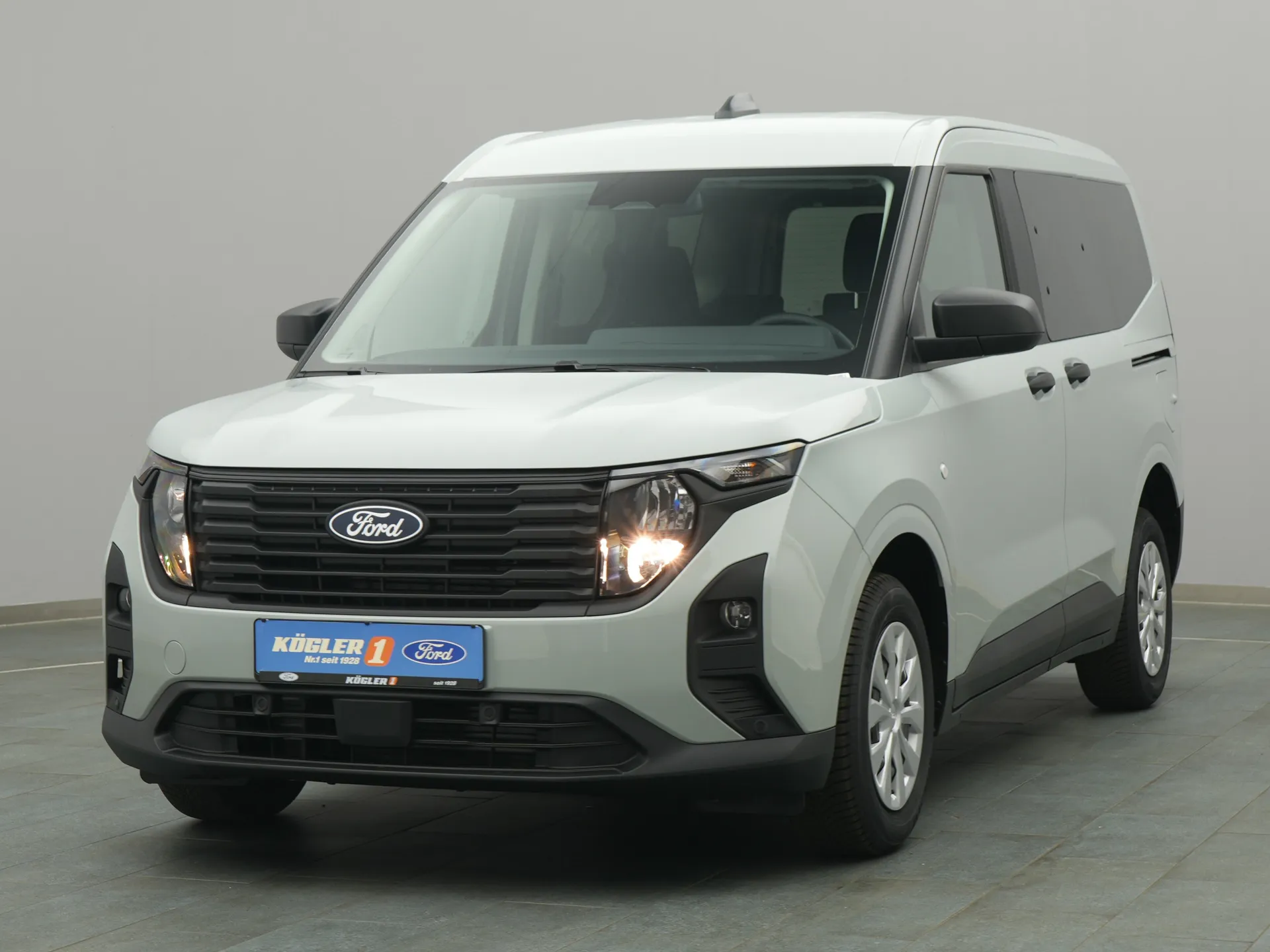 Ford Tourneo Courier Trend in grau