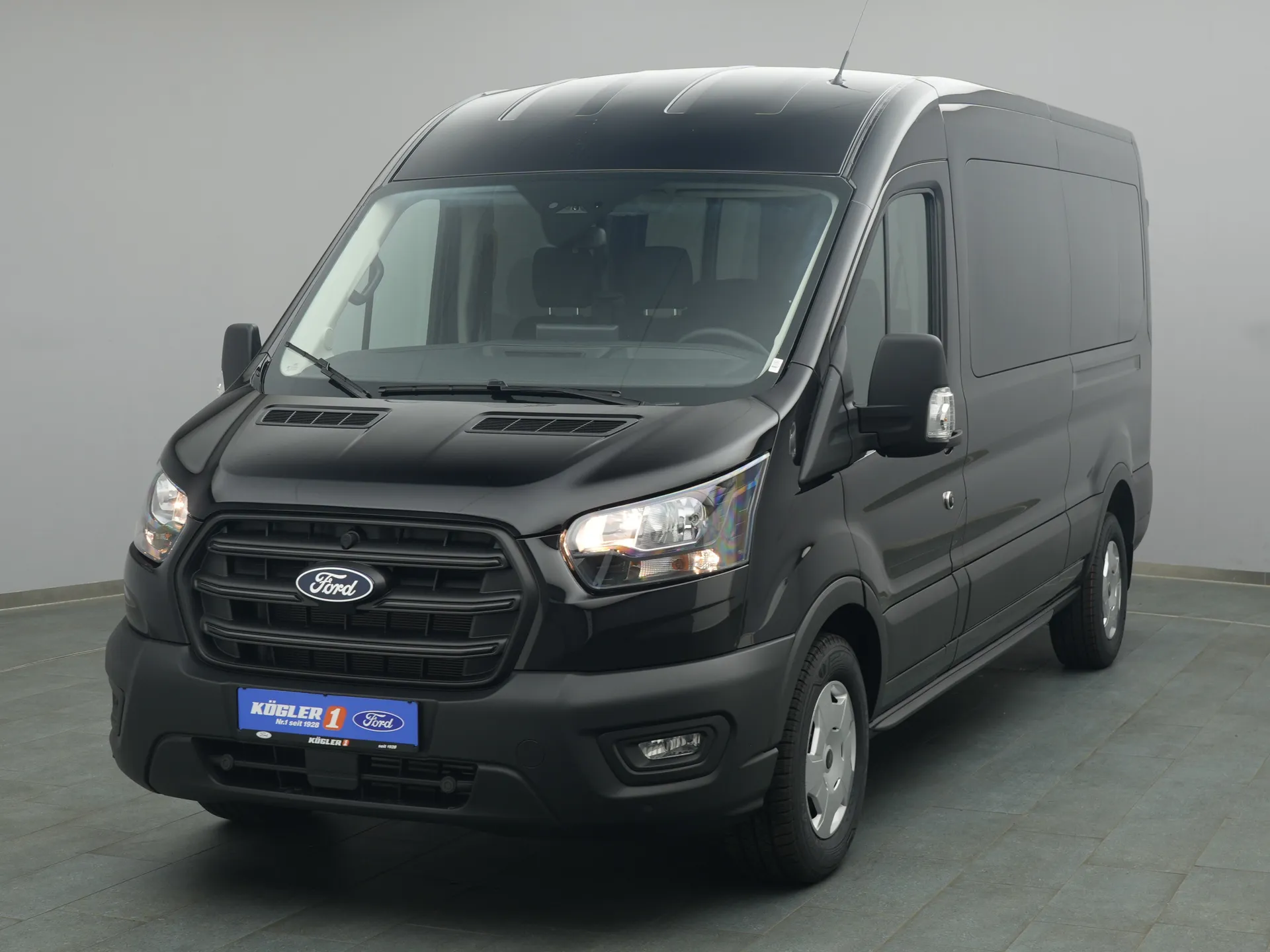 Ford Transit Kombi in schwarz