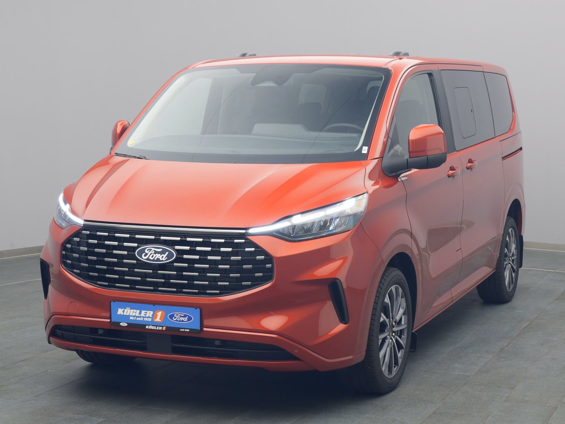 Ford Tourneo Custom Titanium in rot