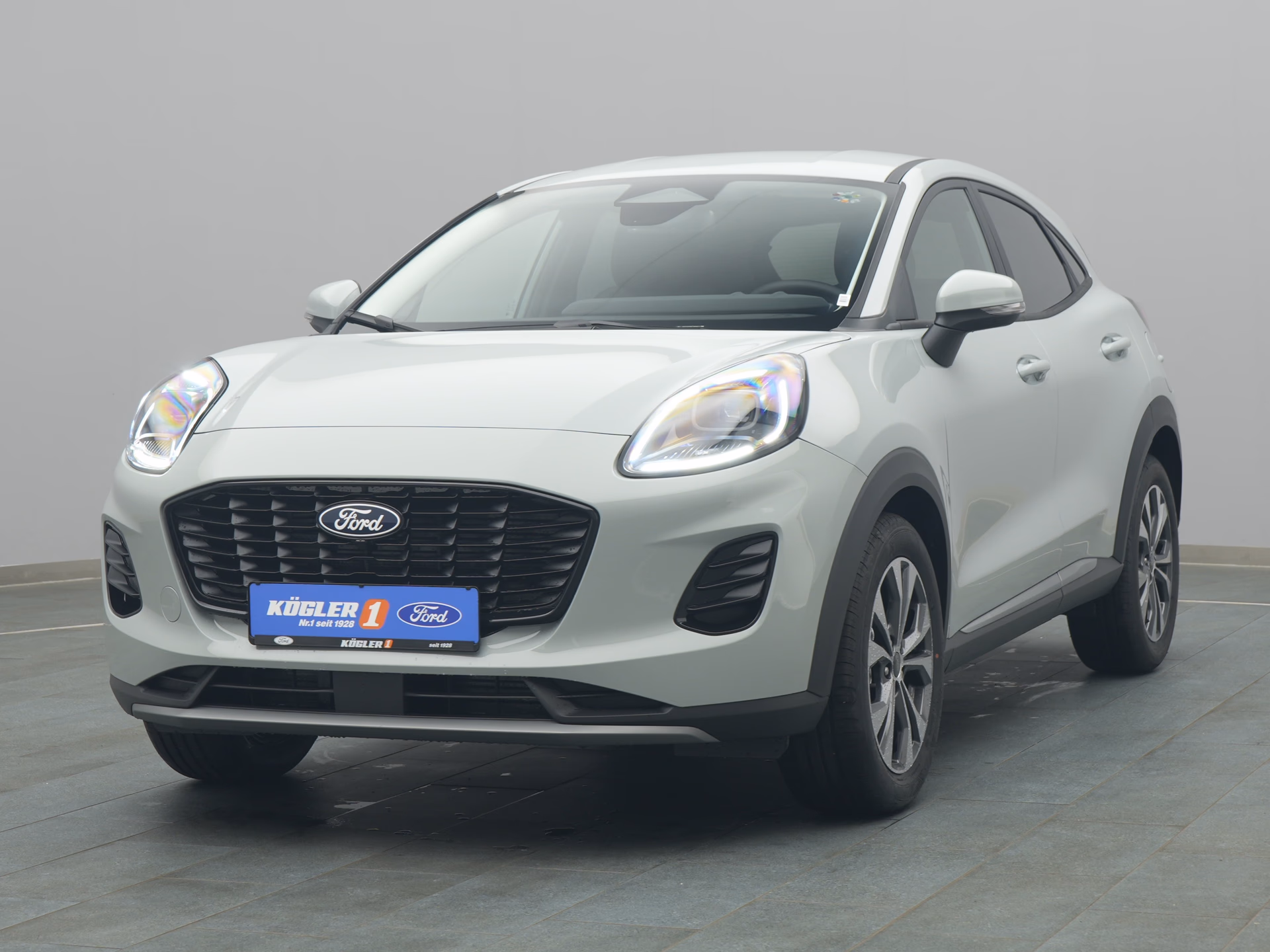 Ford Puma Titanium in grau