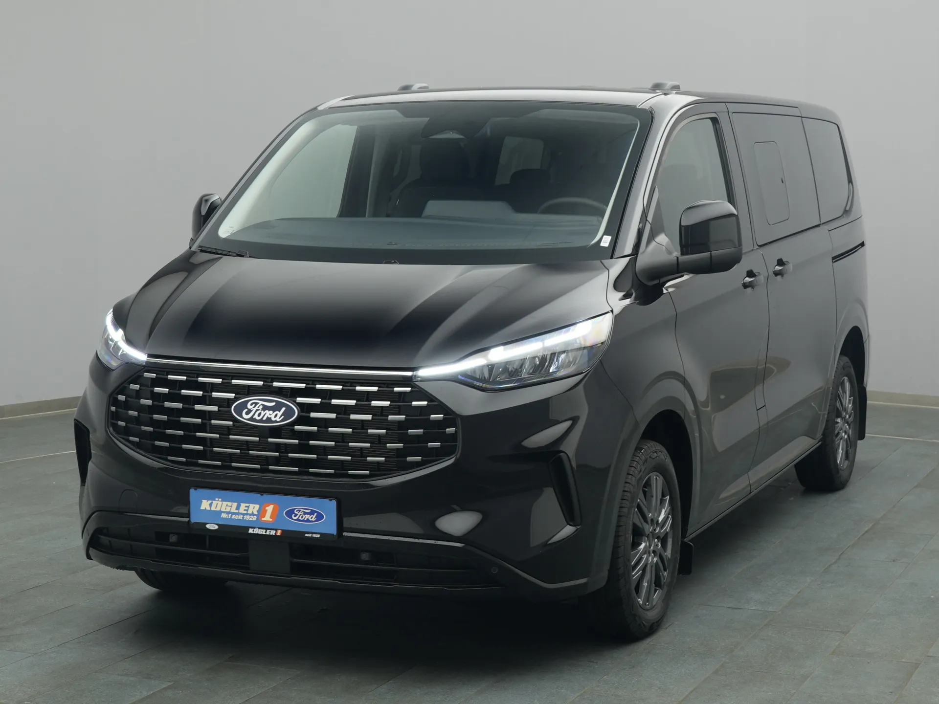 Ford Tourneo Custom in schwarz