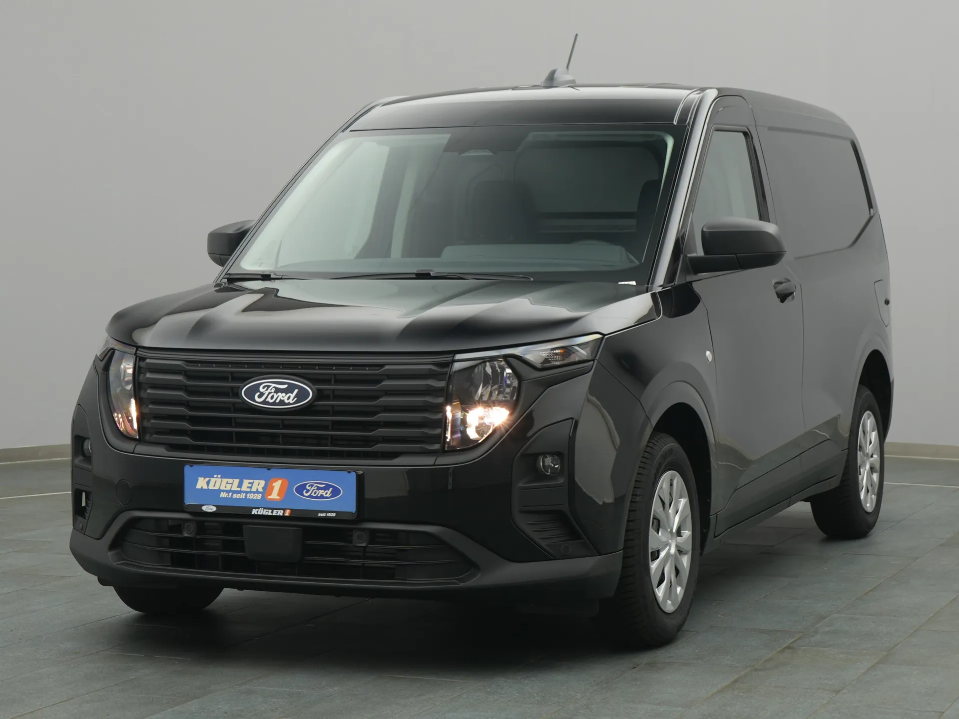 Ford Transit Courier Kasten in schwarz