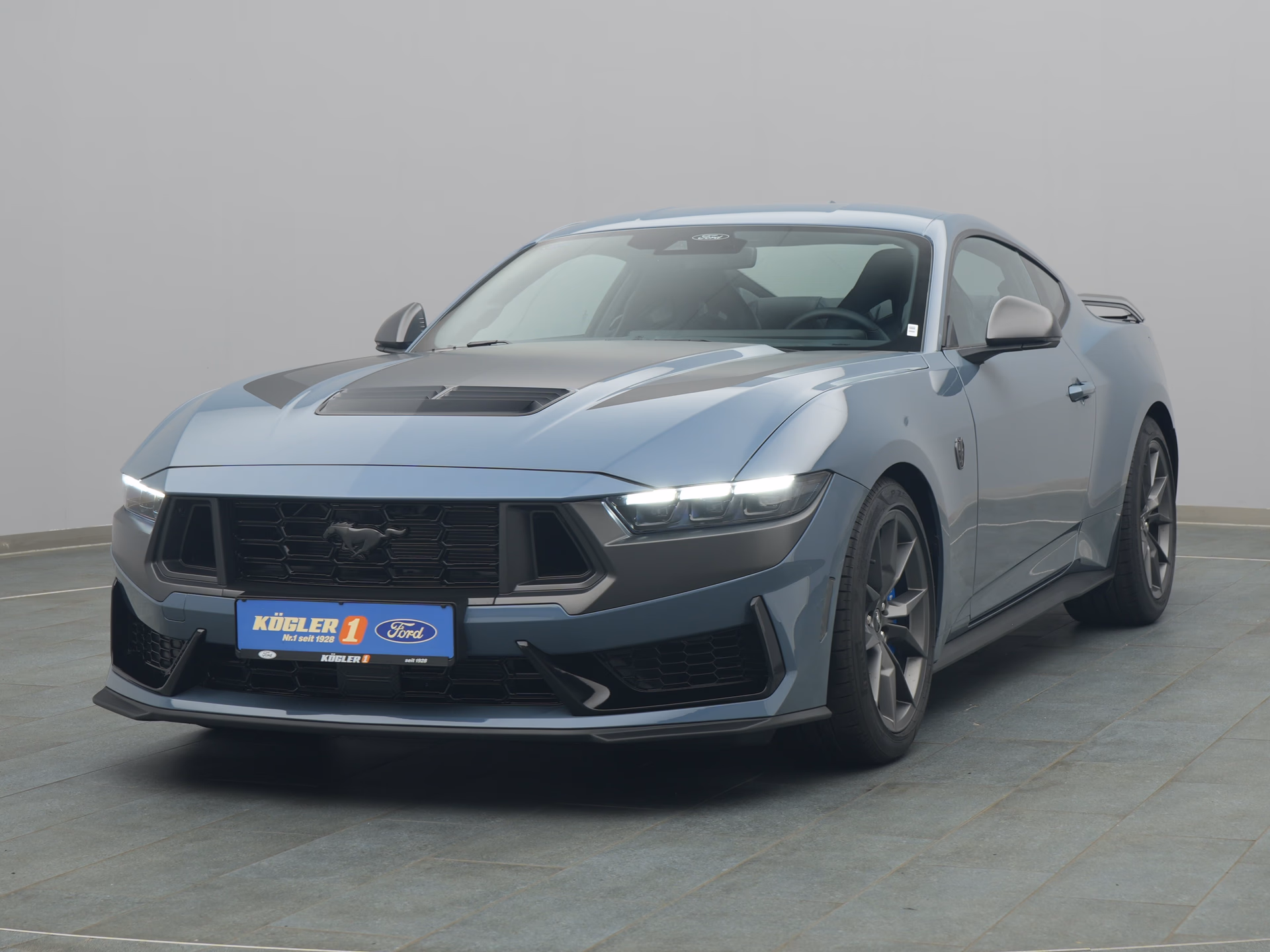 Ford Mustang Dark Horse in blau