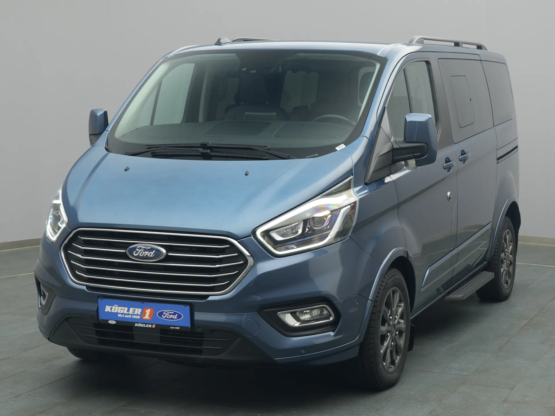 Ford Tourneo Custom Kastenwagen in blau