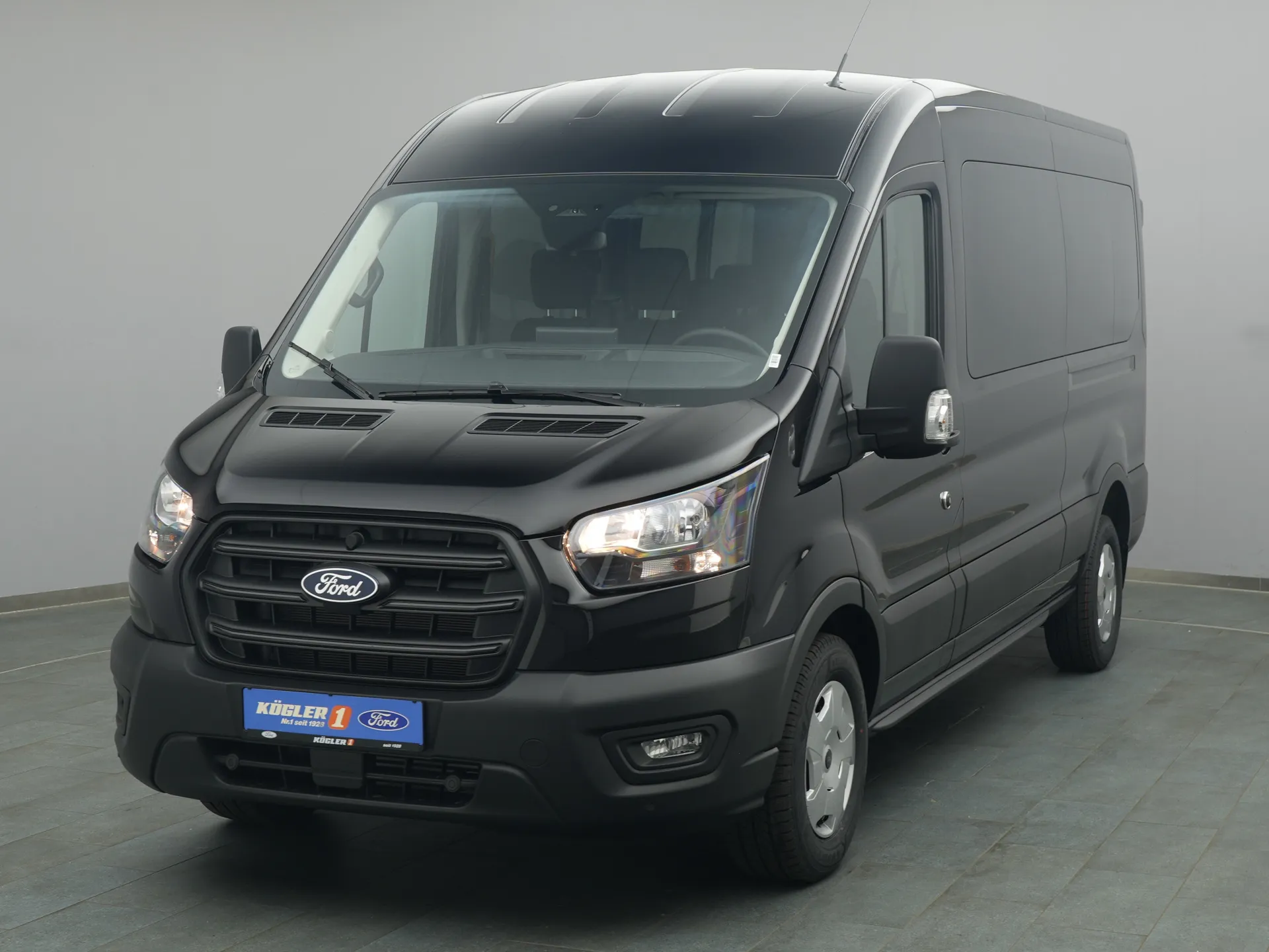 Ford Transit Kombi in schwarz