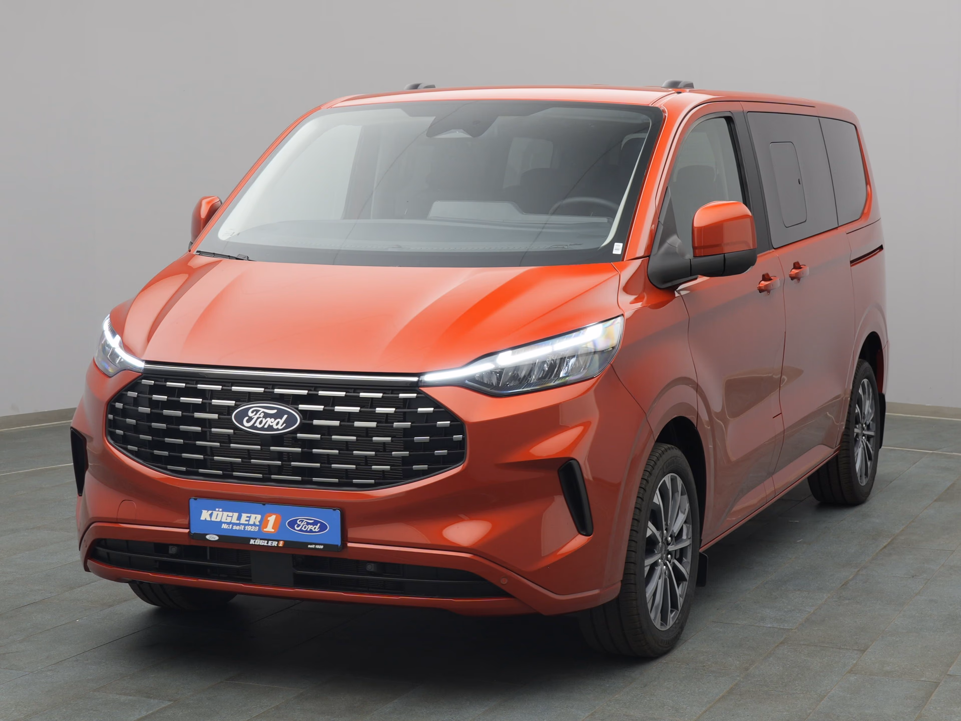 Ford Tourneo Custom Titanium in rot