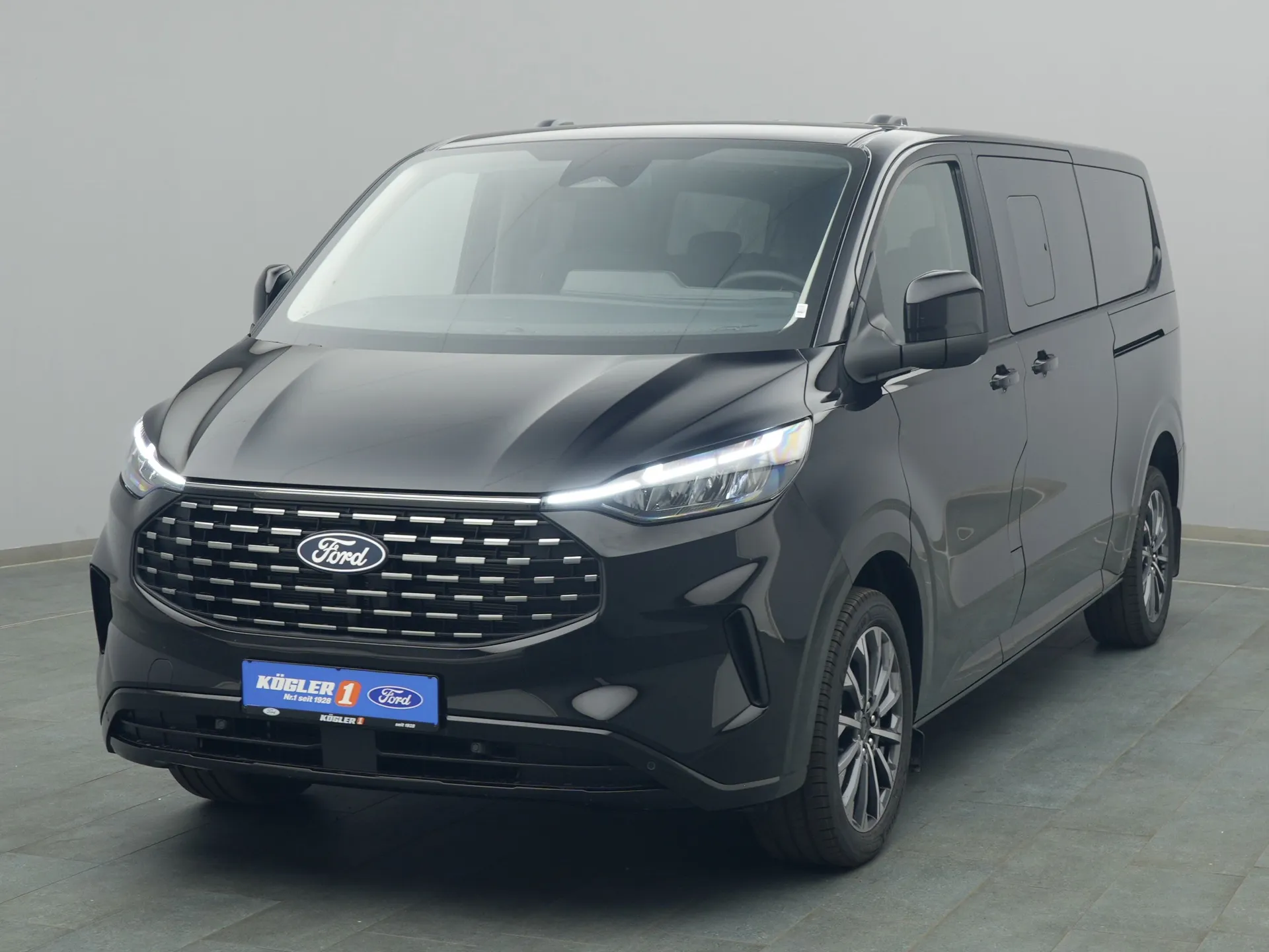 Ford Tourneo Custom Titanium in schwarz