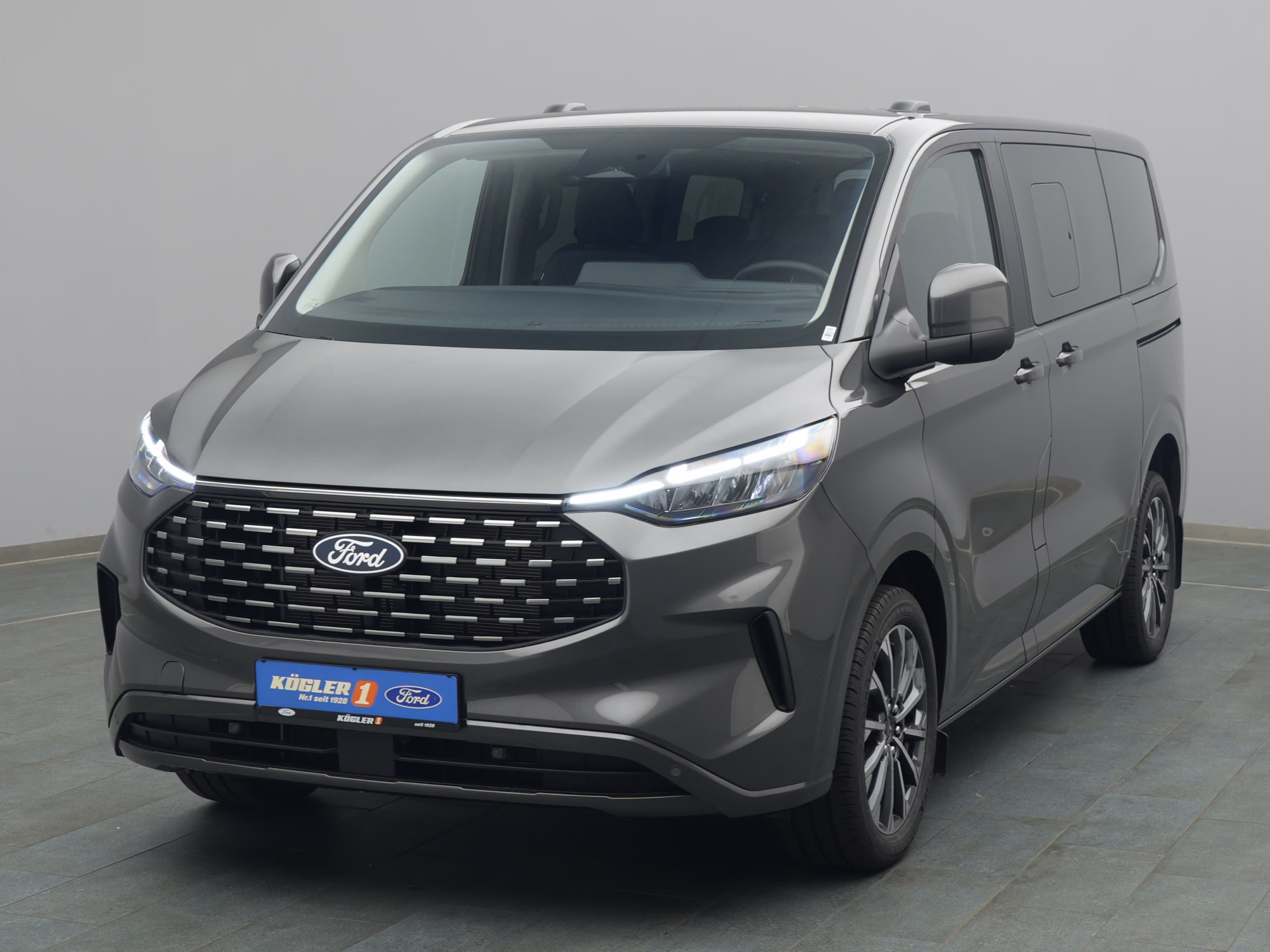 Ford Tourneo Custom Titanium in grau