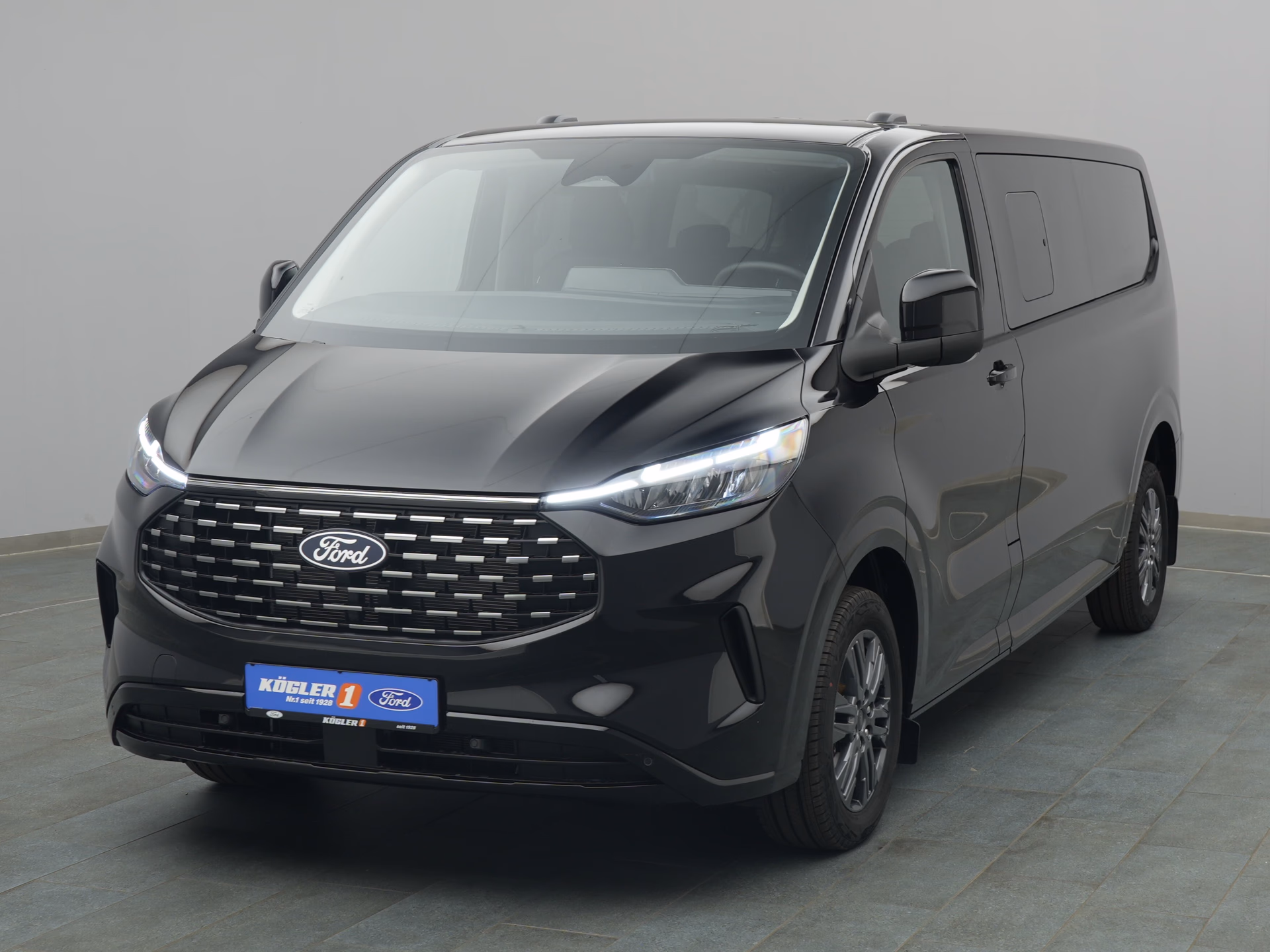 Ford Tourneo Custom Titanium in schwarz